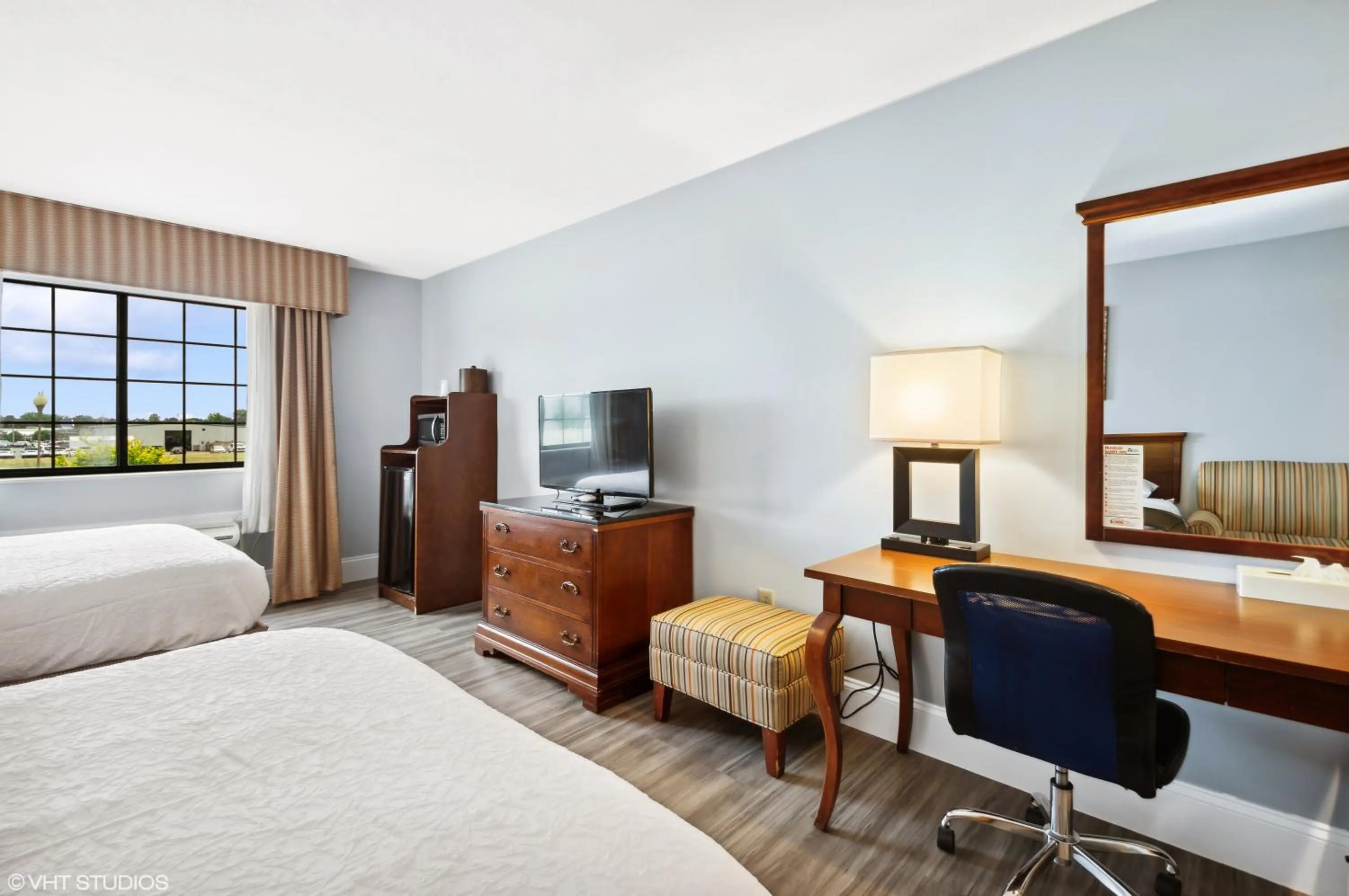 Bedroom, Bed in My Hometown Inn