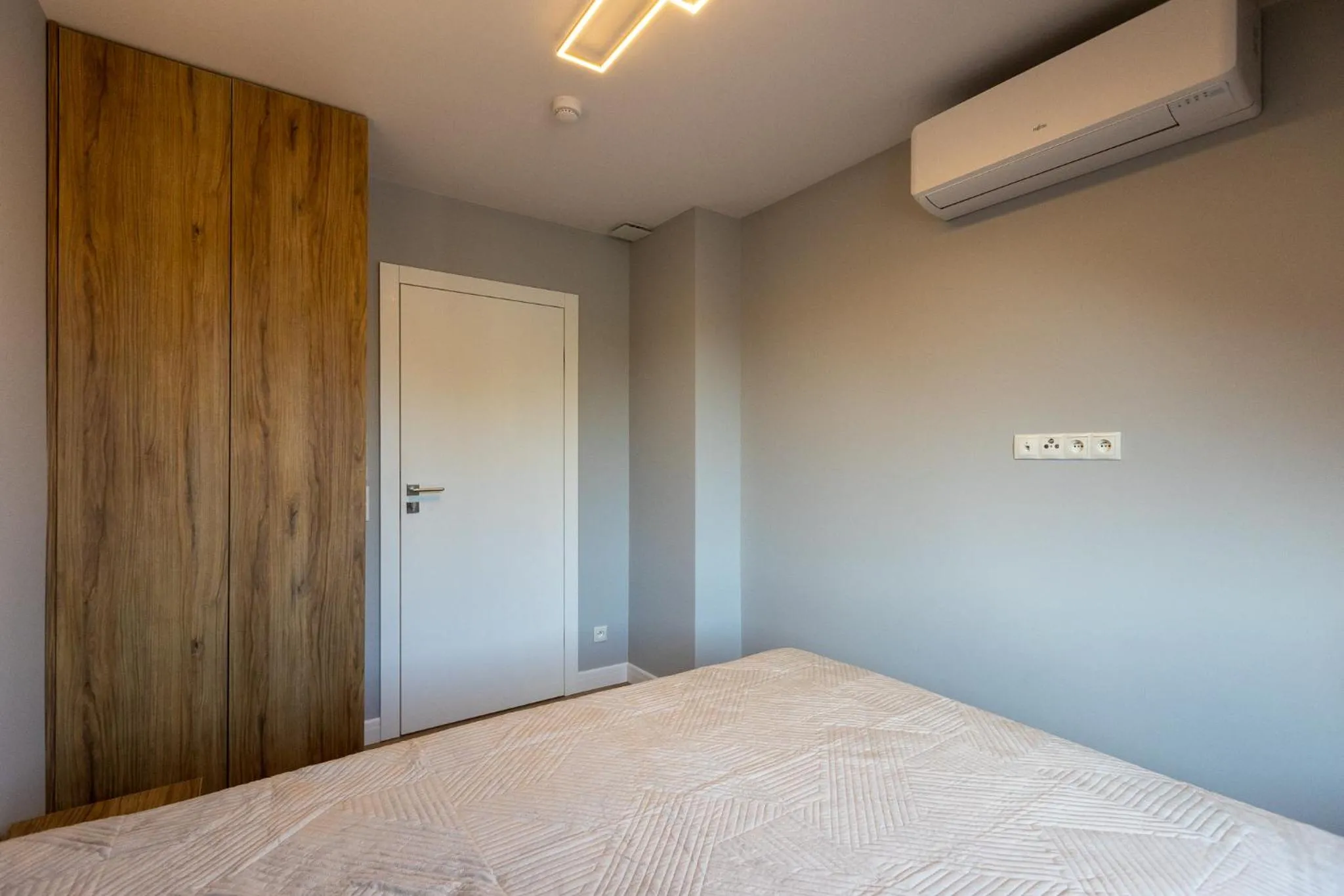 Bed in Ostróda City Center Top floor lake view & balcony apartment