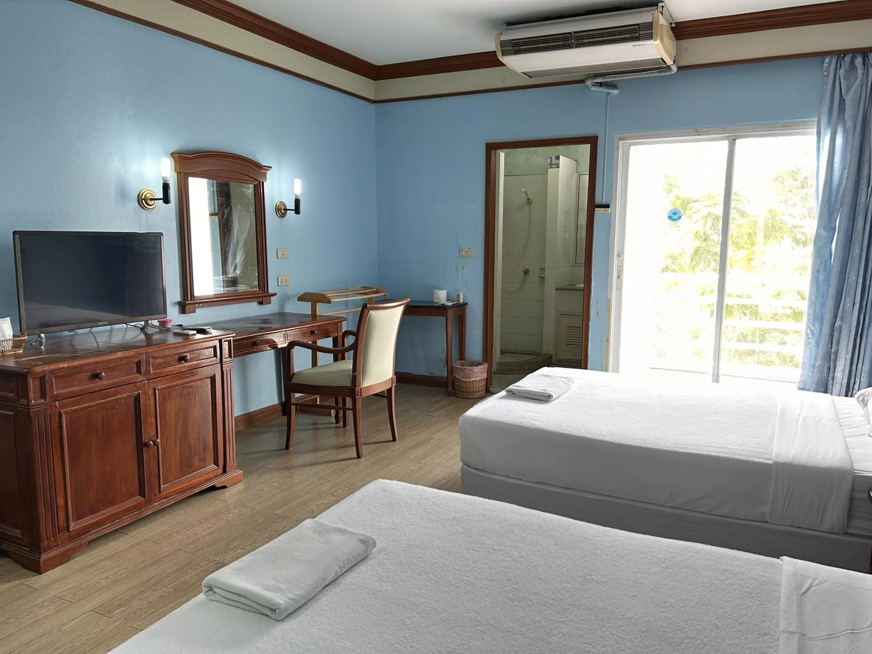 Communal lounge/ TV room, Bed in สถานตากอากาศบางปู สมุทปราการ Bang Pu Recreation Center Samut Prakan