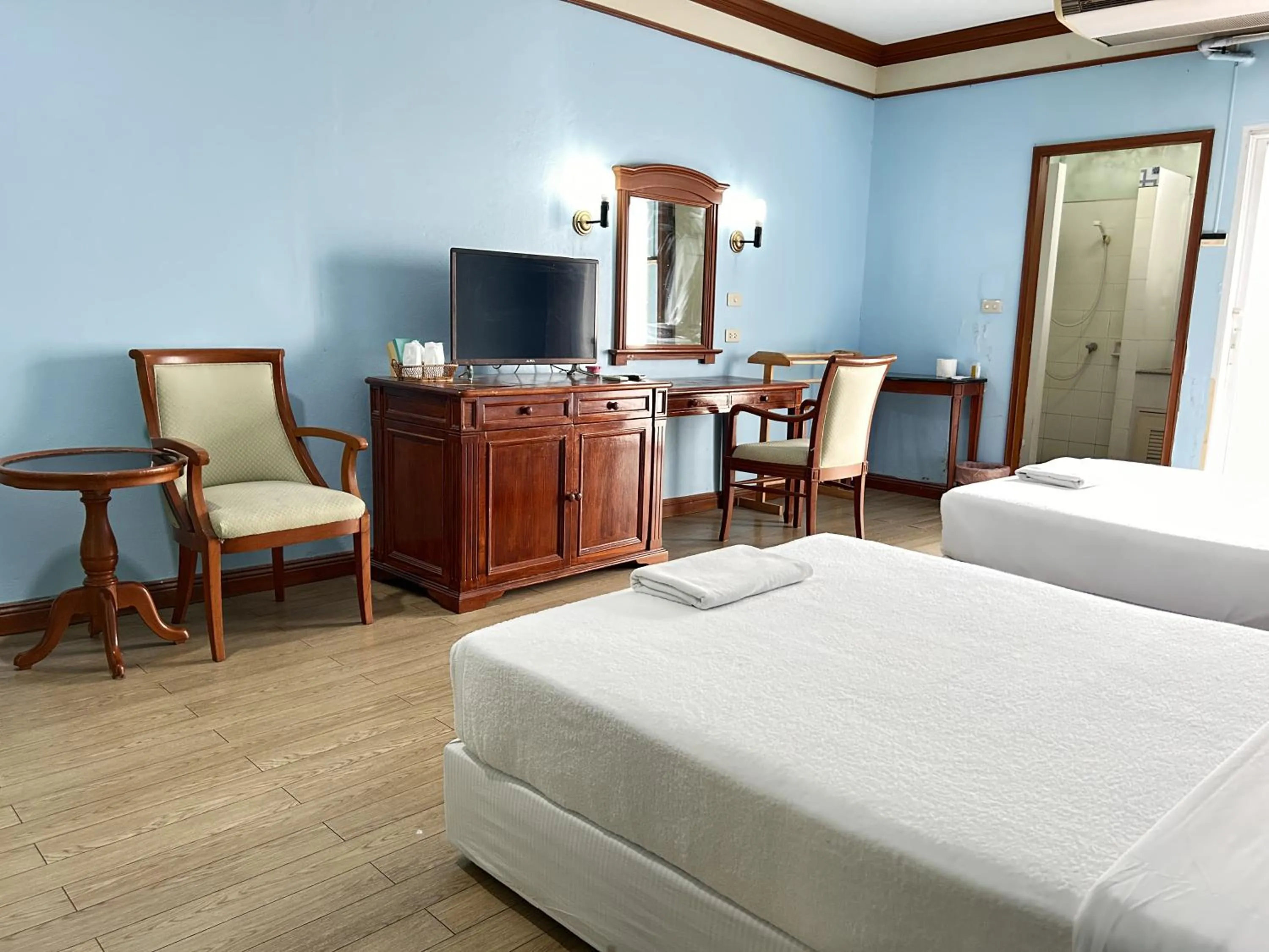 Communal lounge/ TV room, Bed in สถานตากอากาศบางปู สมุทปราการ Bang Pu Recreation Center Samut Prakan