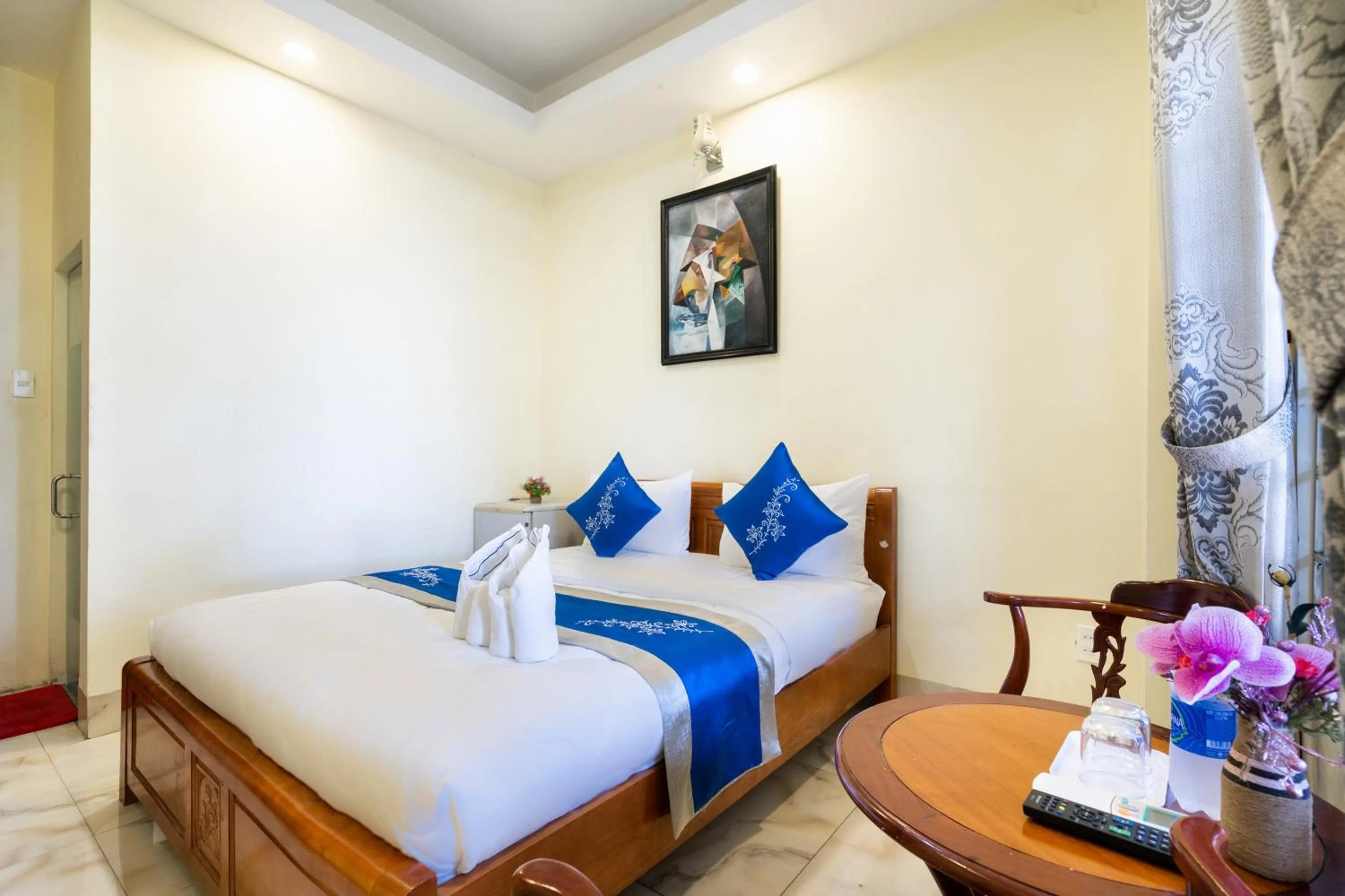 Bed in Mai Phương - RUBY SAIGON HOTEL