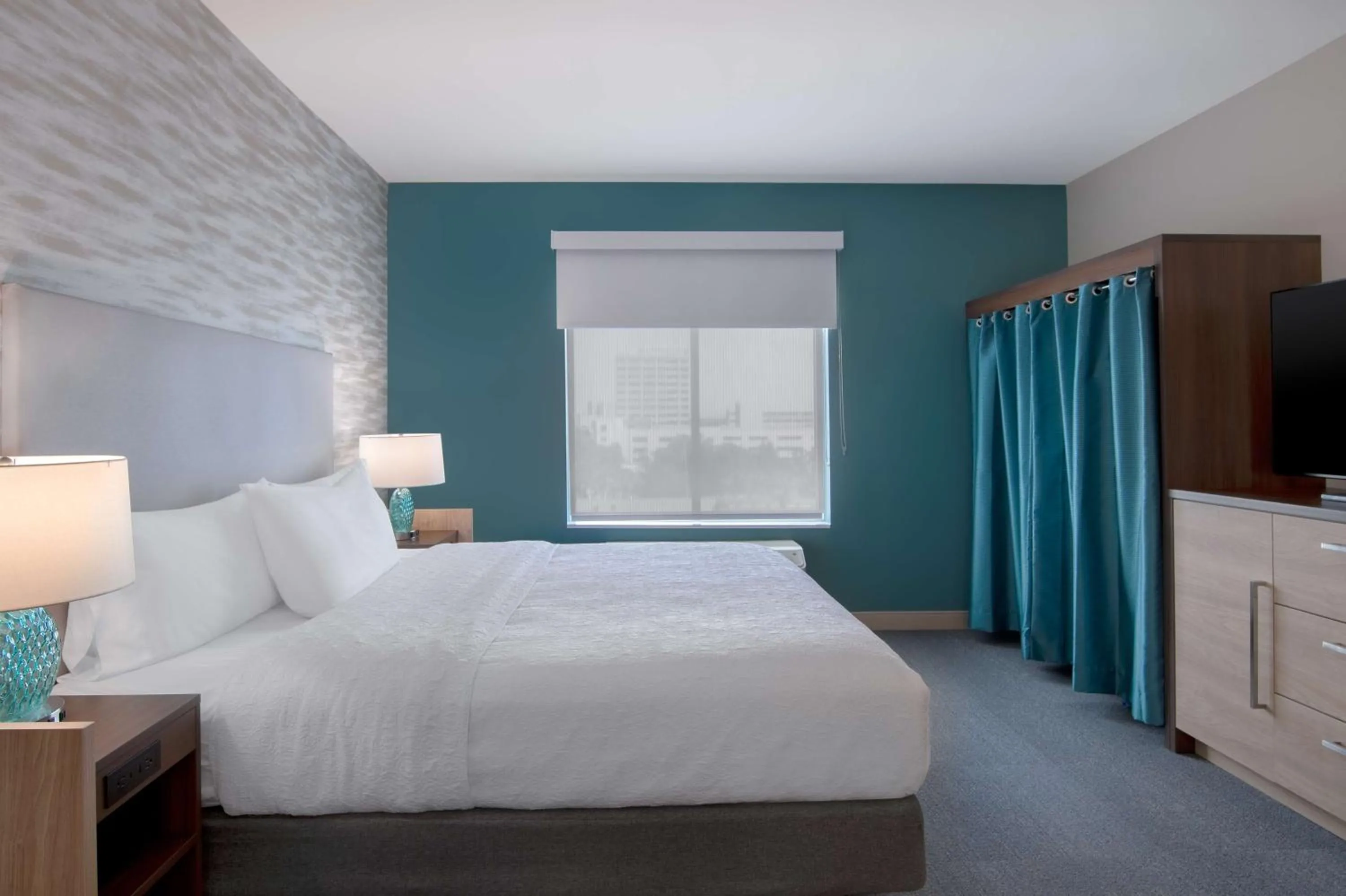 Bed in Home2 Suites By Hilton Jacksonville Downtown