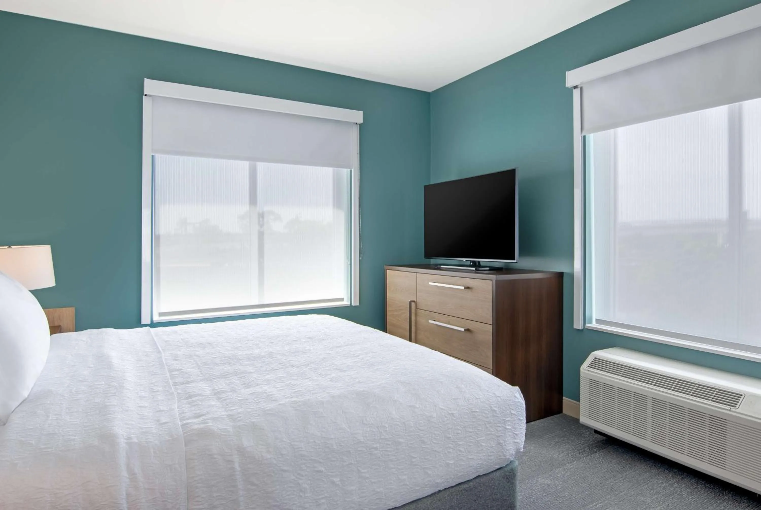 Bed in Home2 Suites By Hilton Jacksonville Downtown