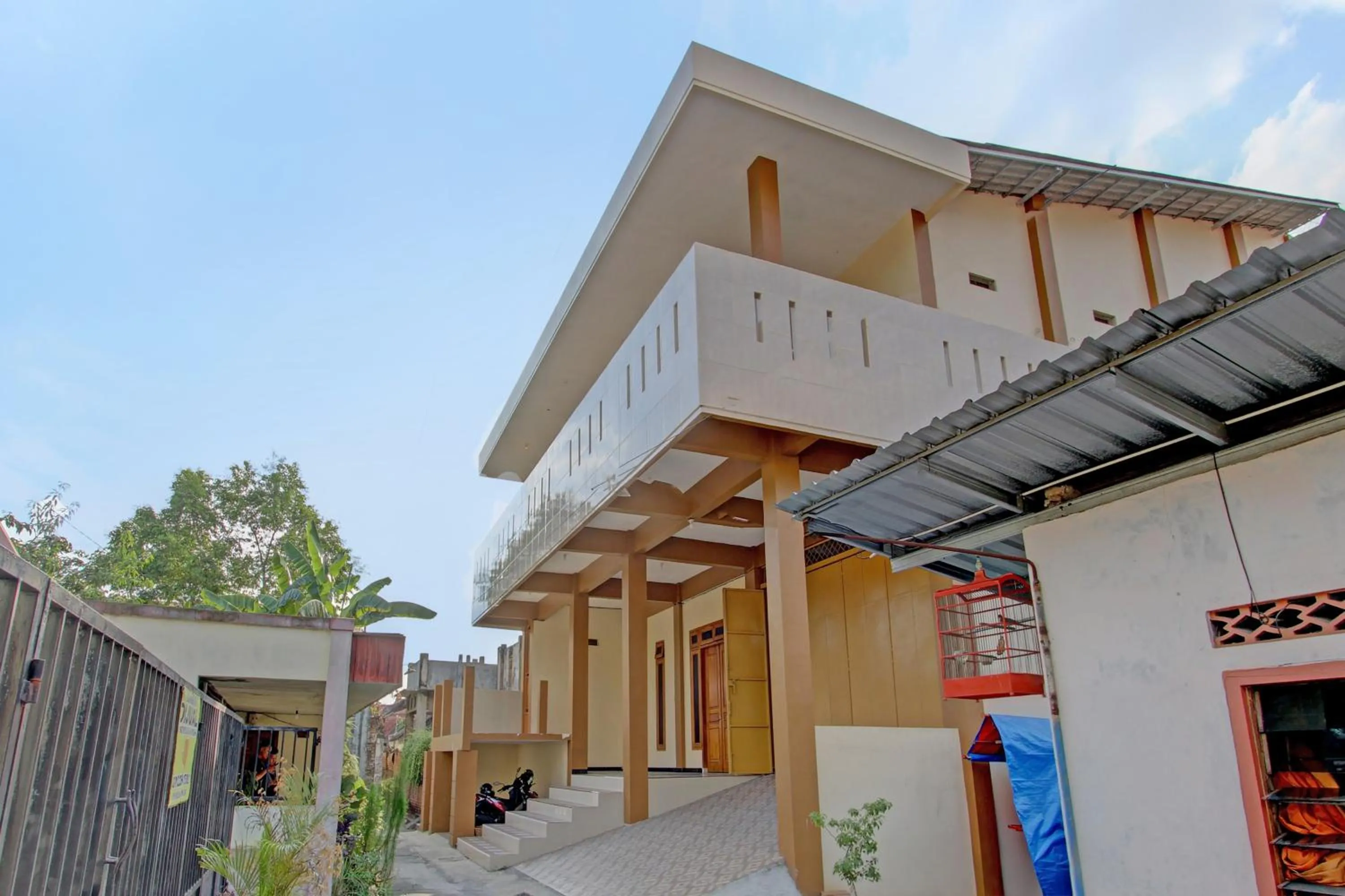 Facade/entrance in OYO Life 92812 Galih Kostel 2 Syariah