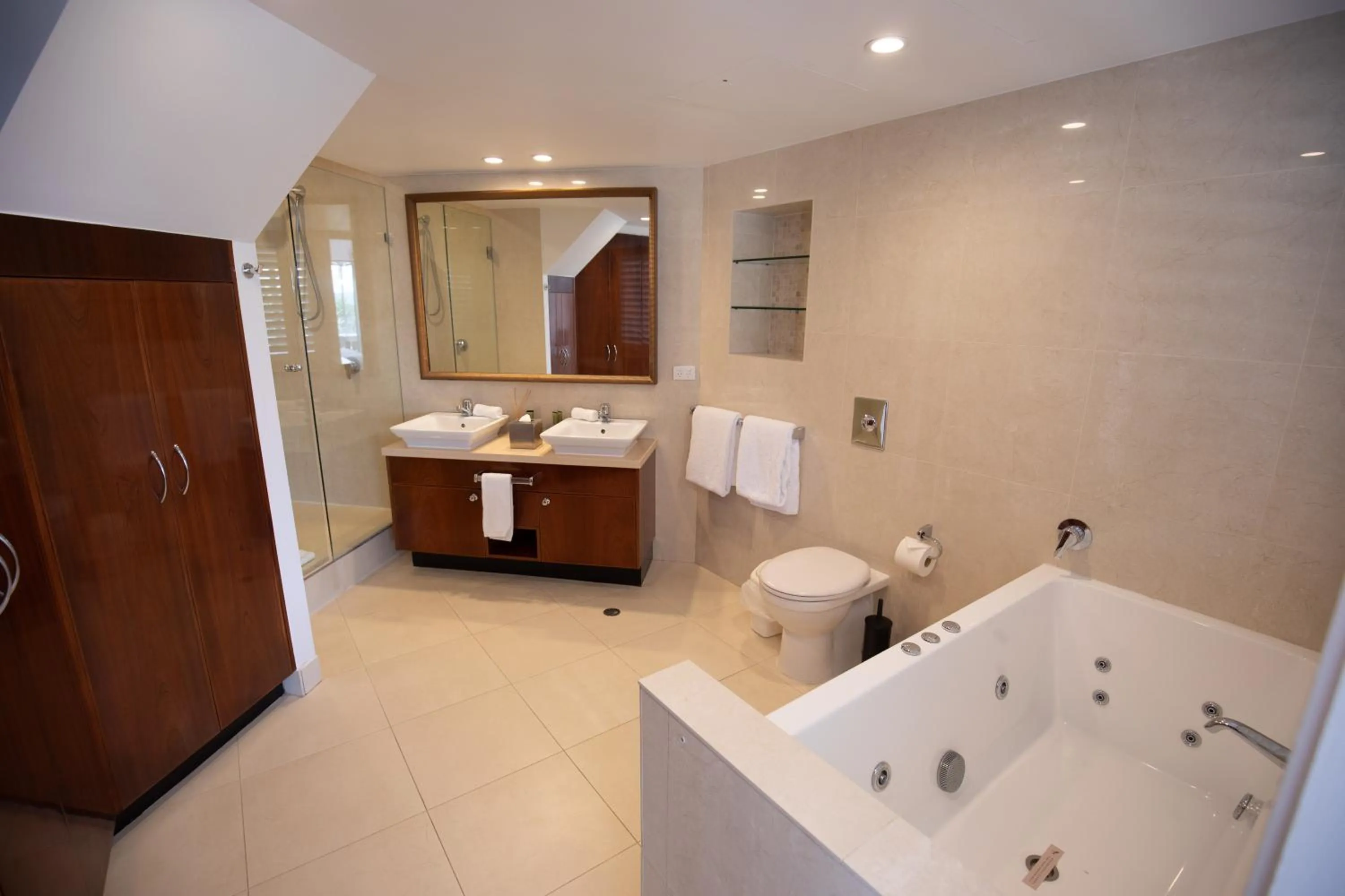 Shower in 71 Hastings Street - Beachfront