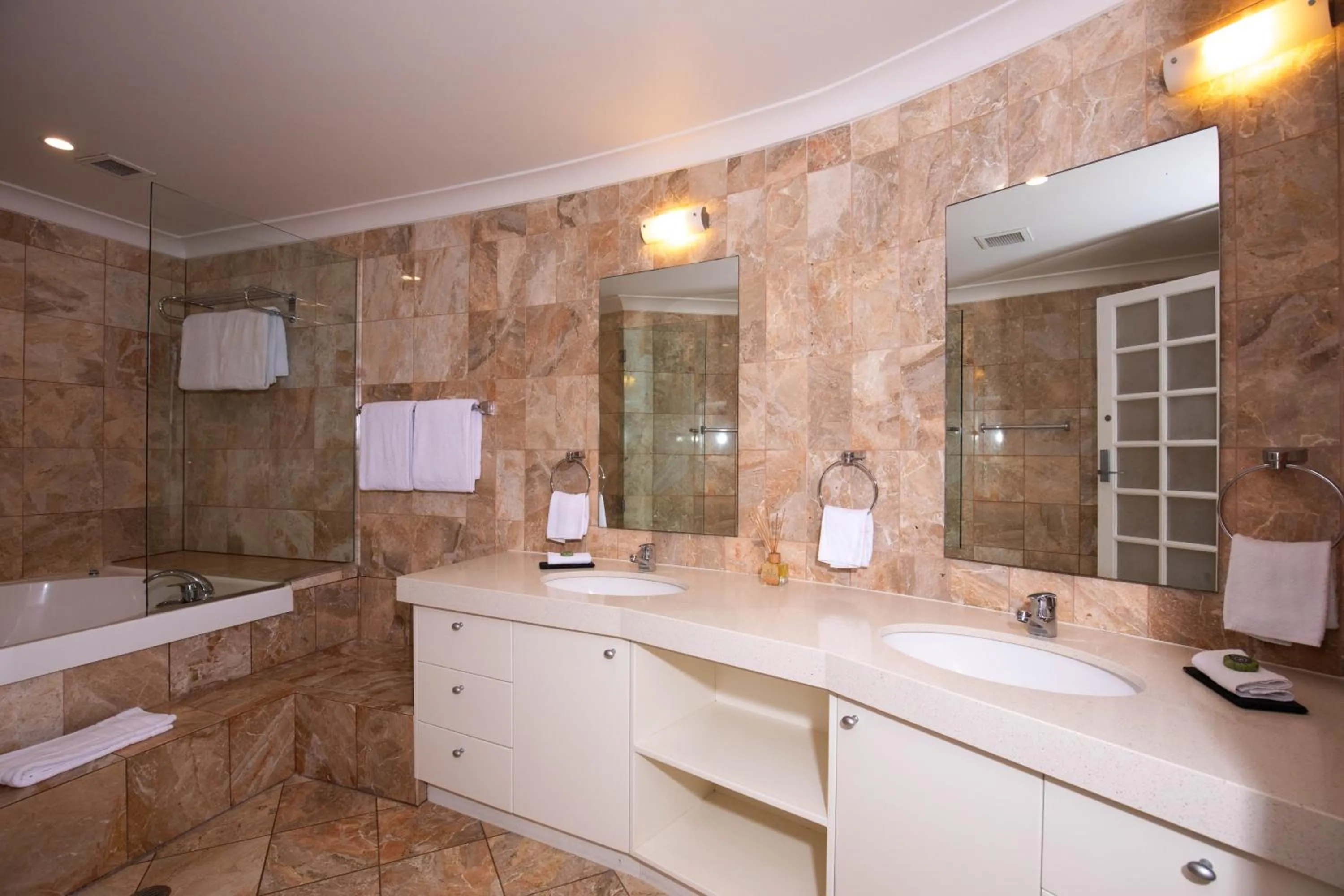 Bathroom in 71 Hastings Street - Beachfront