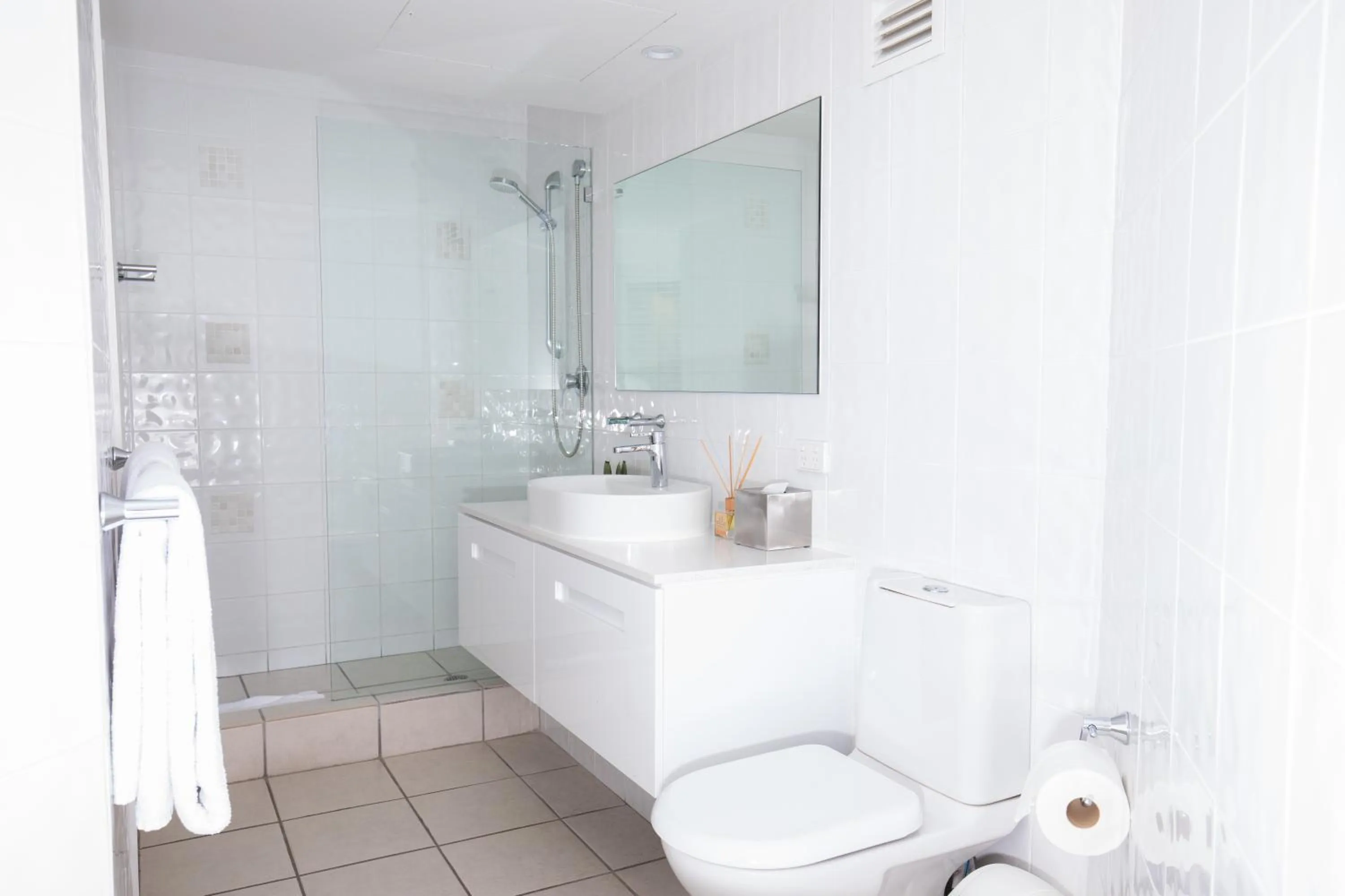 Shower in 71 Hastings Street - Beachfront