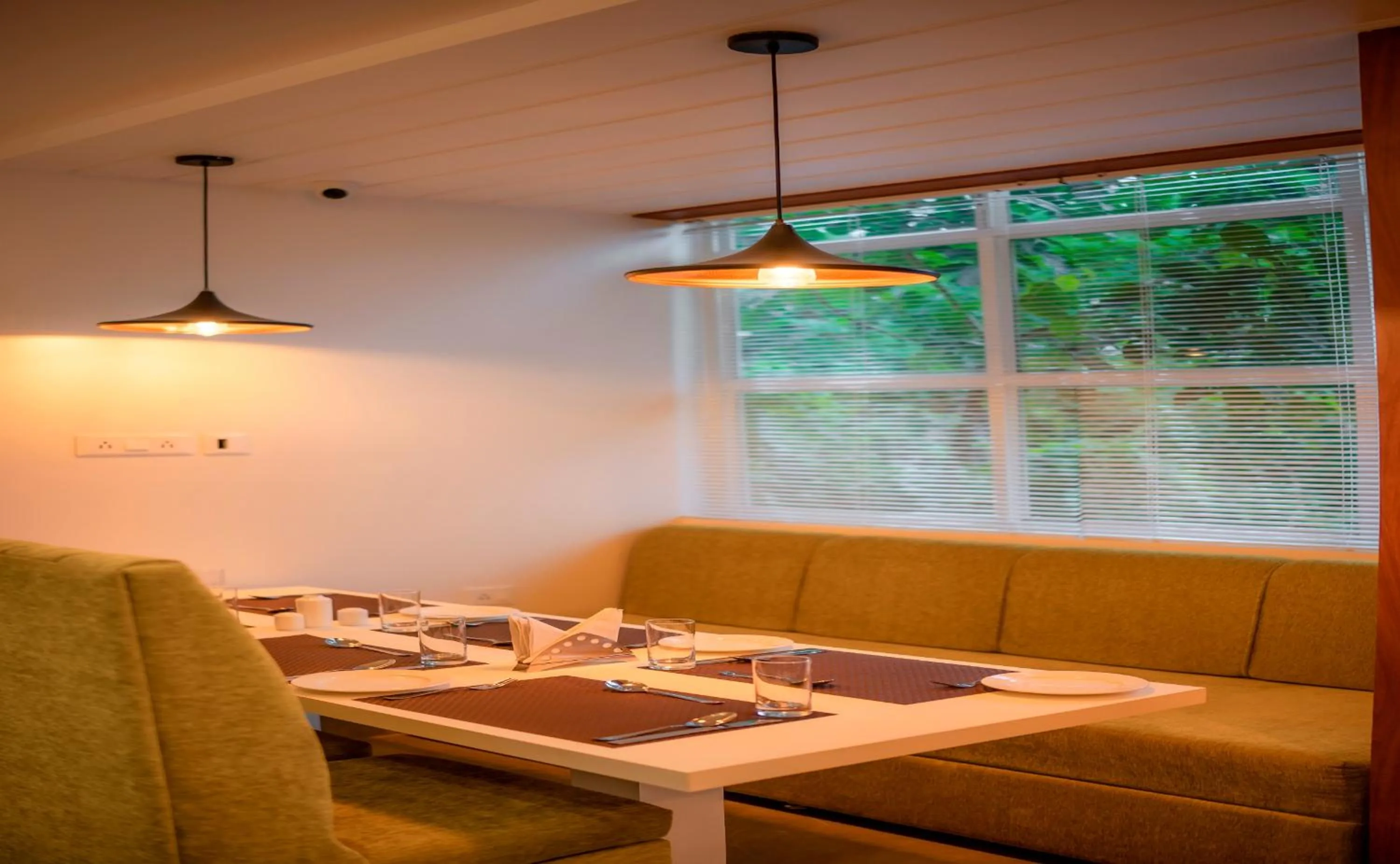 Restaurant/places to eat in Hotel Bliss