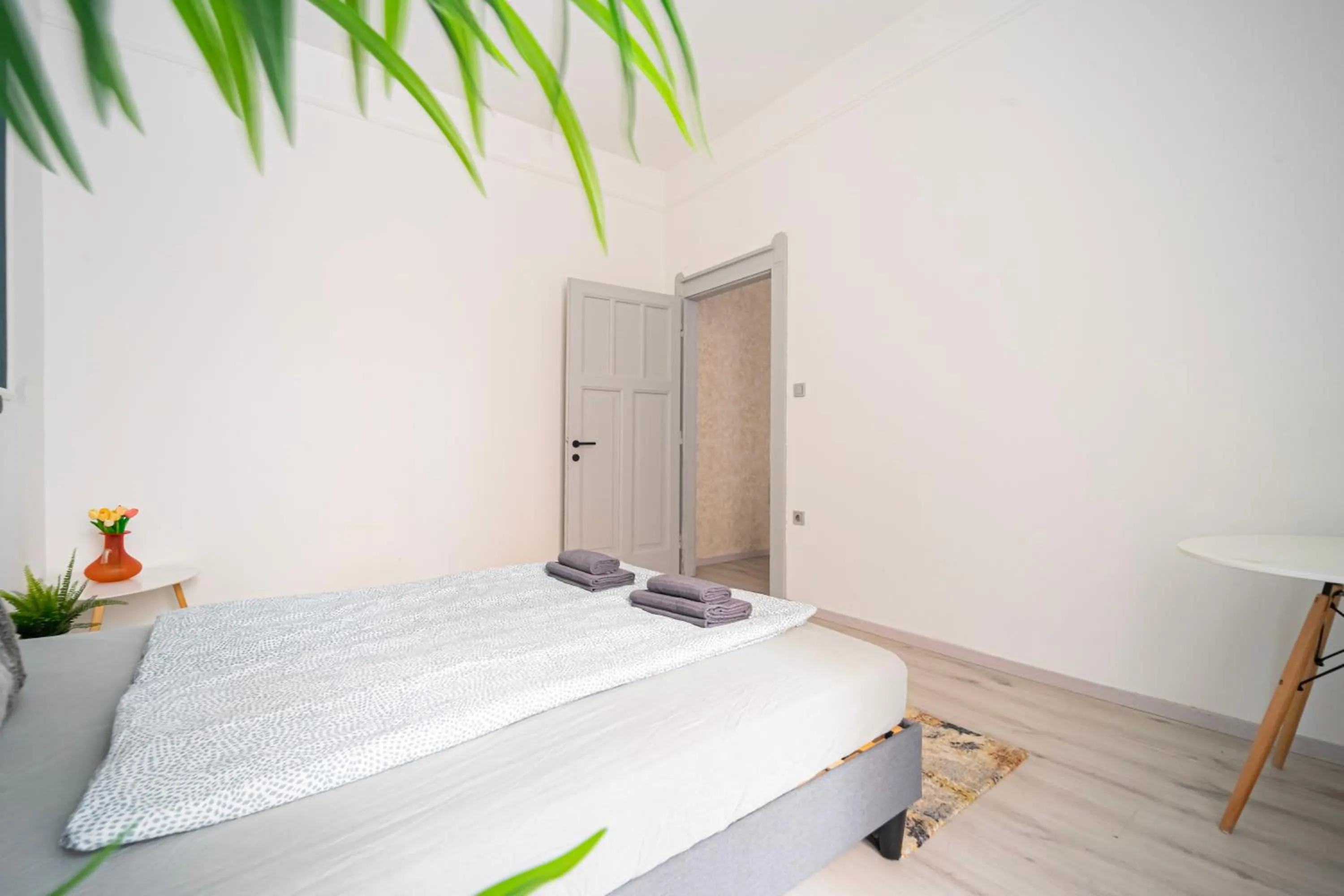 Bed in MyElegance Downtown Apartment Free Parking