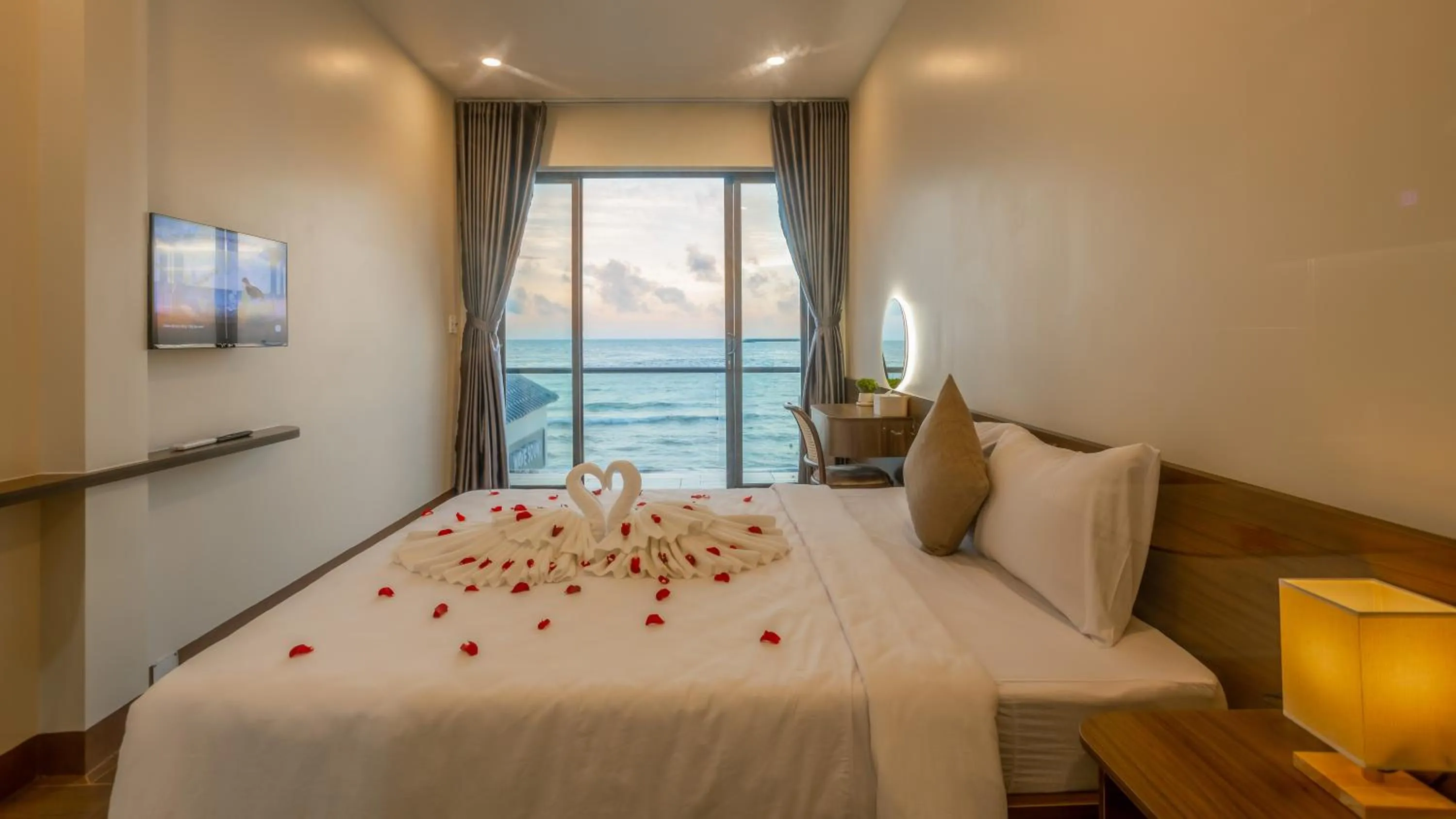 Photo of the whole room, Bed in Wave Sound Beach House Phu Quoc