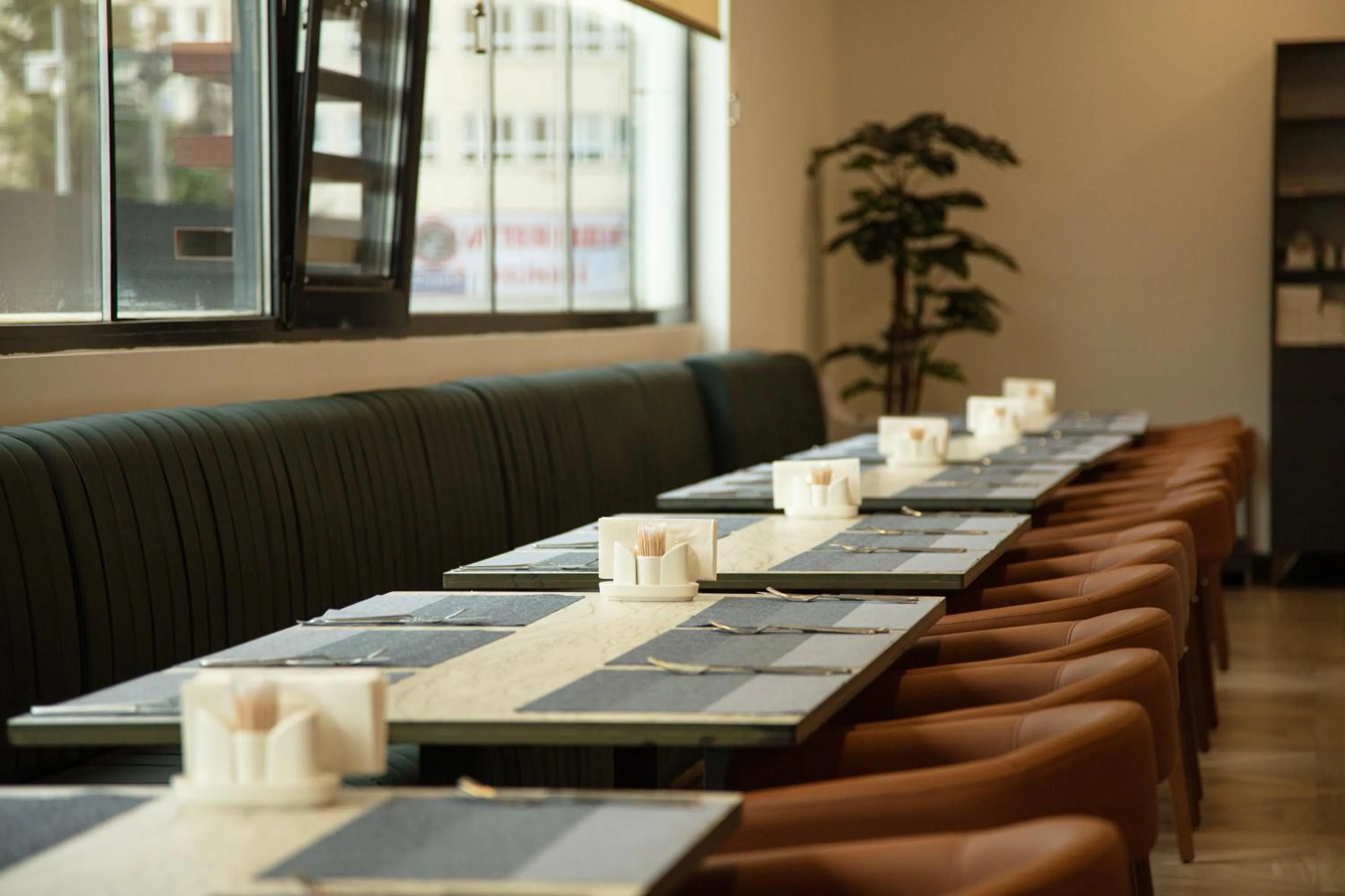 Restaurant/places to eat in V Center Hotel