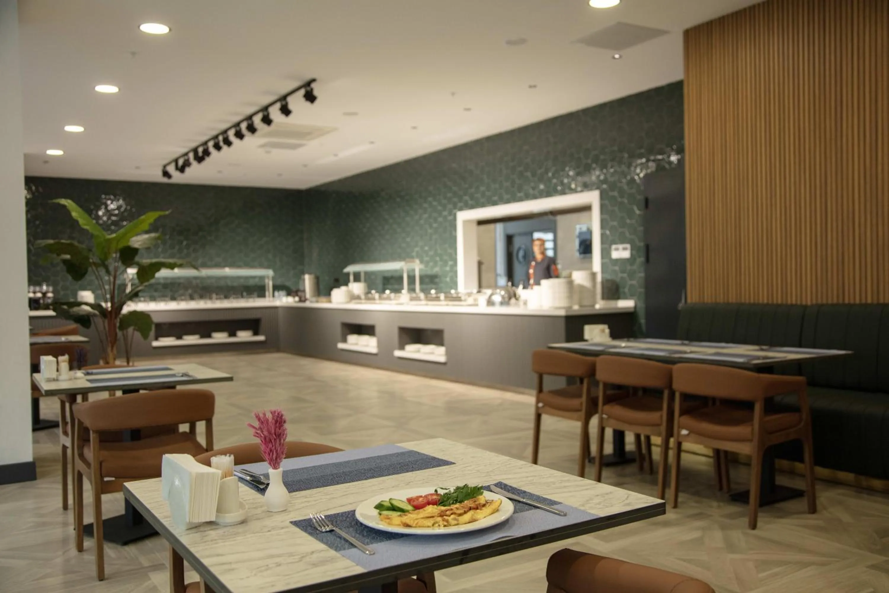 Restaurant/places to eat in V Center Hotel