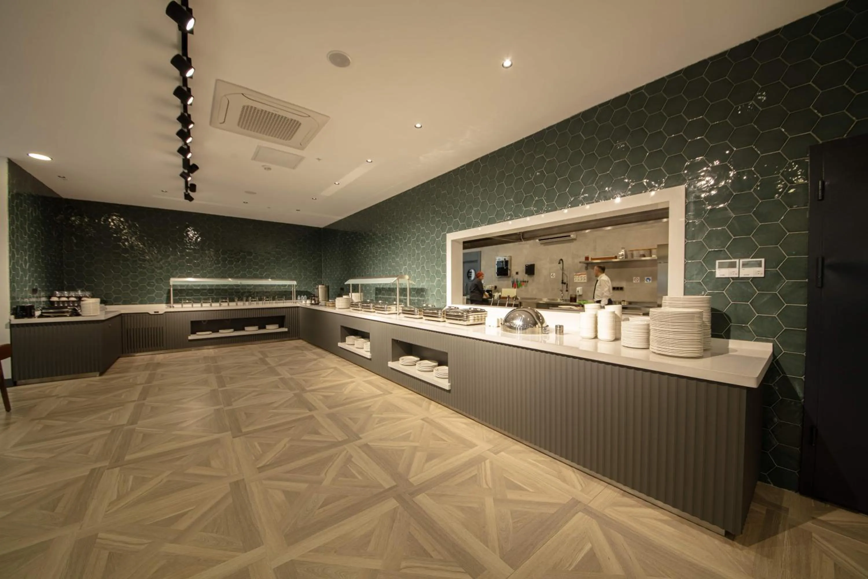 Restaurant/places to eat in V Center Hotel