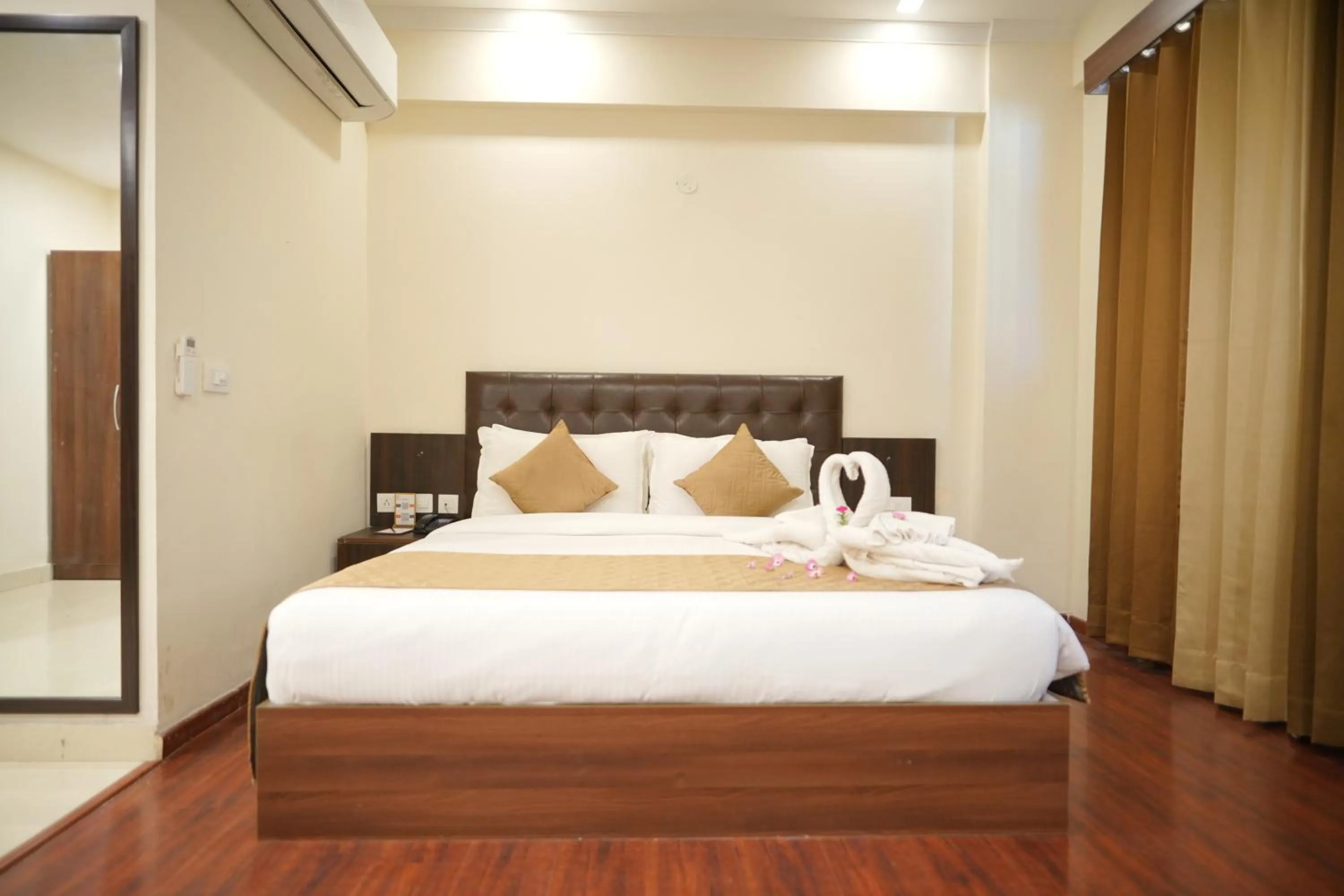 Bed in Comfort Inn Karnal
