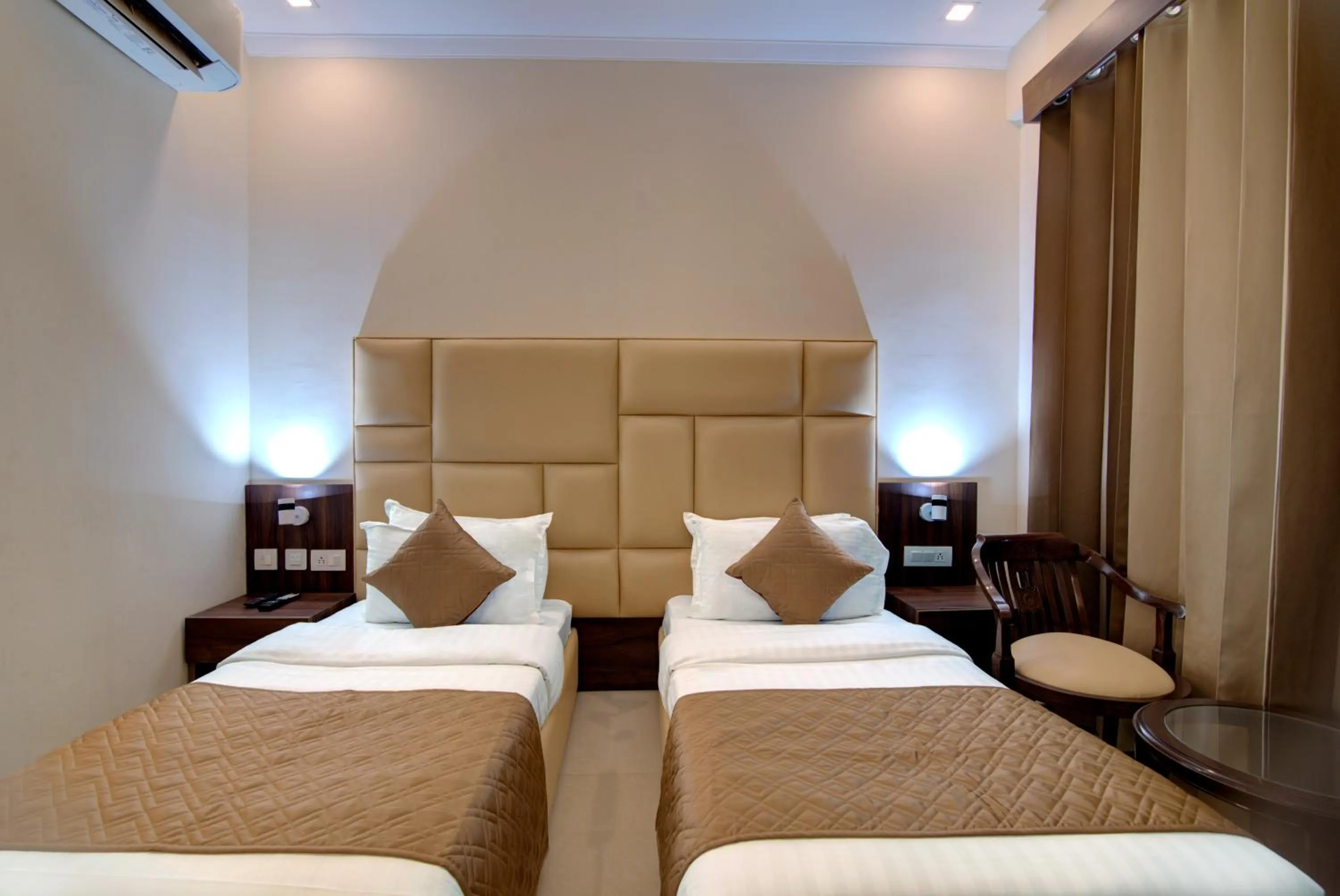 Bed in Comfort Inn Karnal