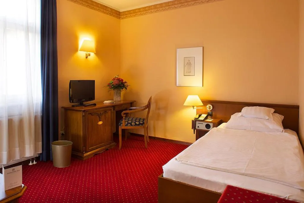 Bed in Hotel Sächsischer Hof