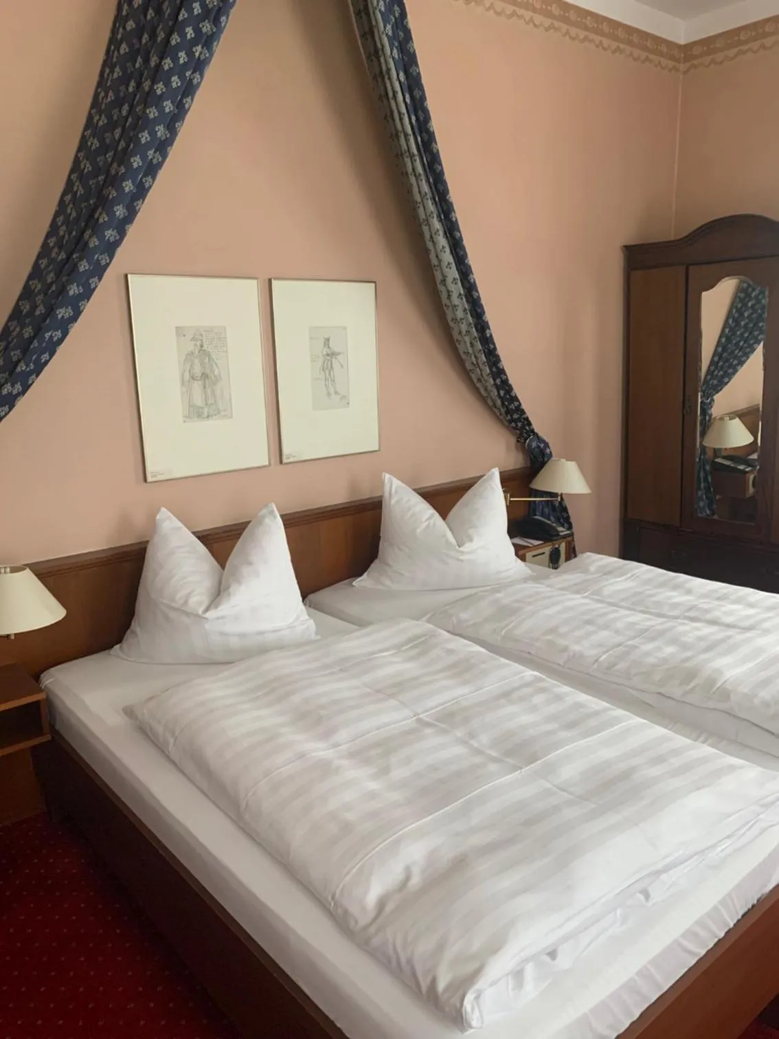 Bed in Hotel Sächsischer Hof