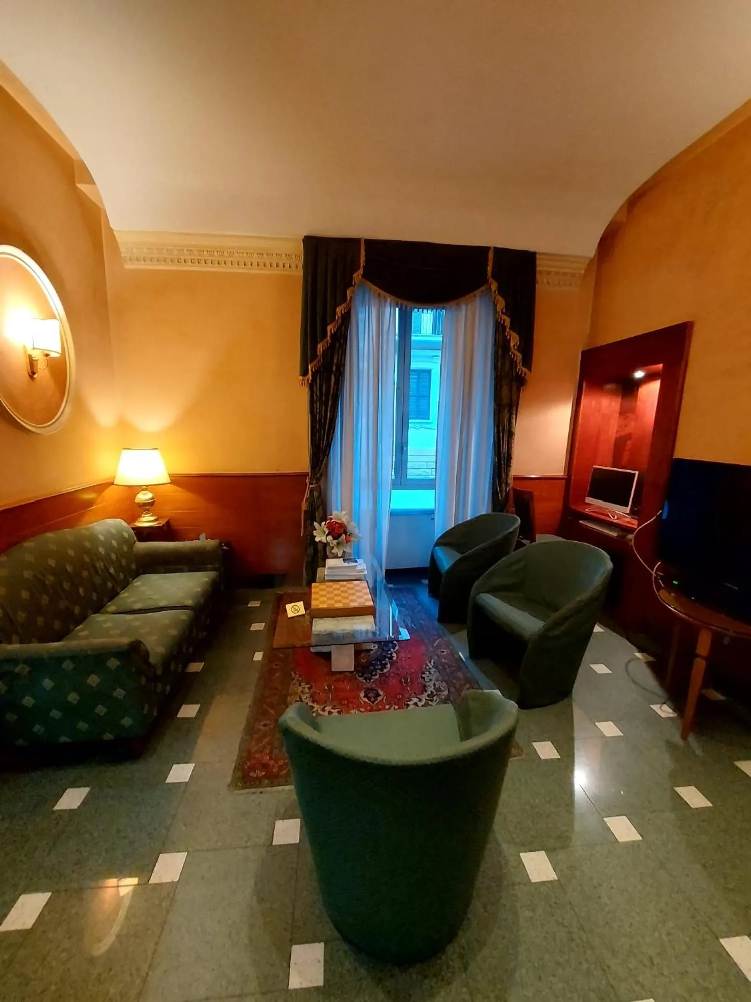 Seating area in Hotel Positano 2