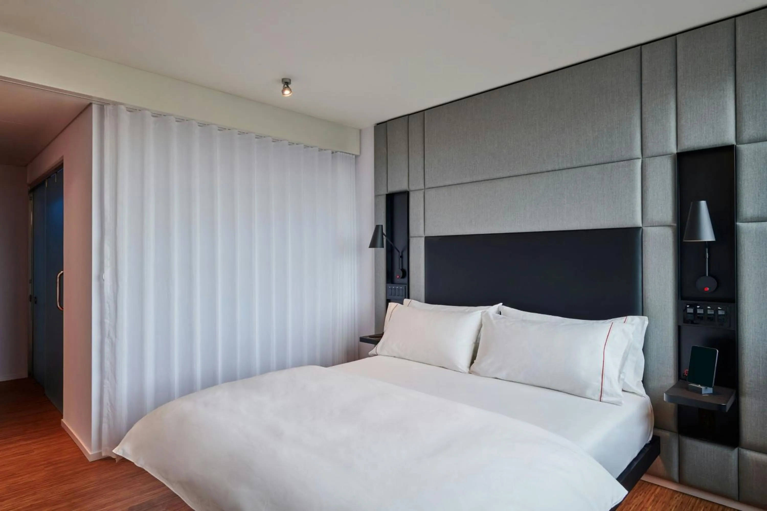 Photo of the whole room, Bed in citizenM Menlo Park