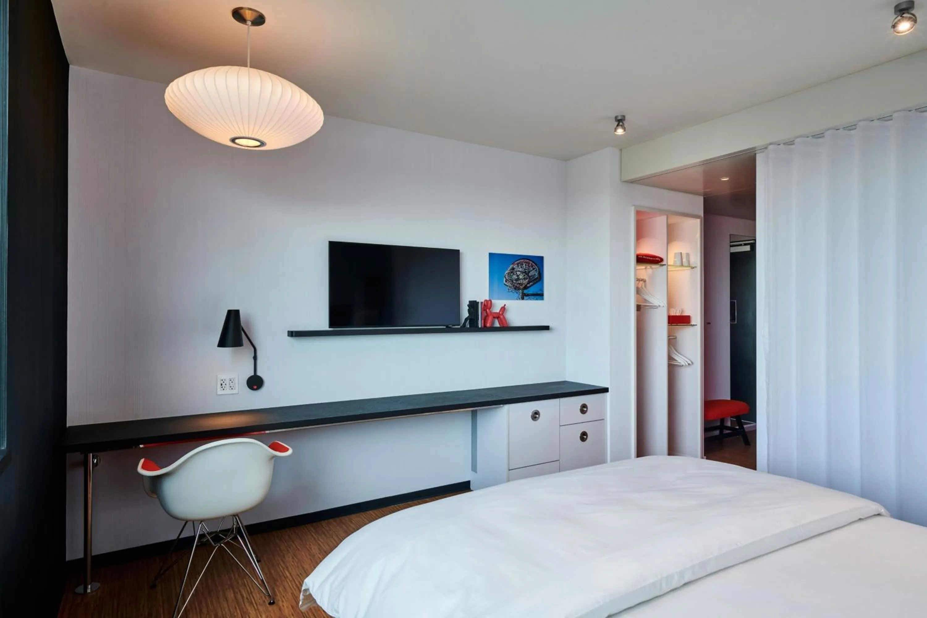 Photo of the whole room, Bed in citizenM Menlo Park