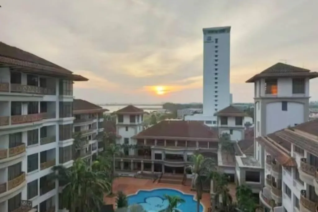 Luscious~ Walking Distance to SEE, SHOP and EAT