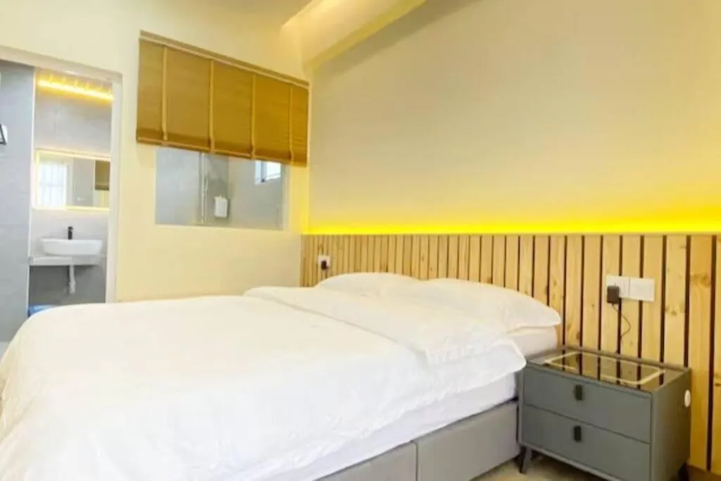 Bed in Luscious~ Walking Distance to SEE, SHOP and EAT