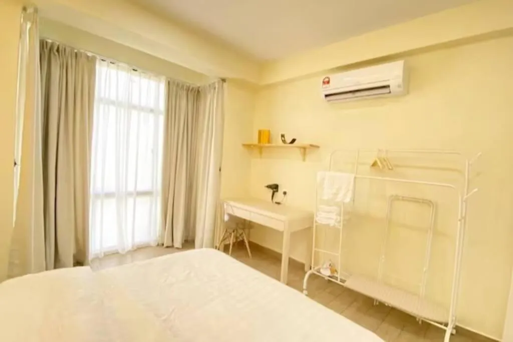 Bed in Luscious~ Walking Distance to SEE, SHOP and EAT