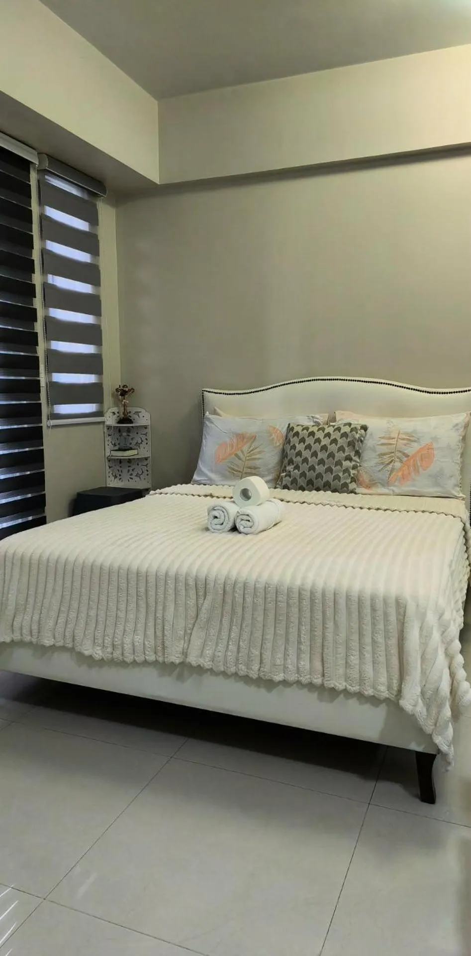 Bed in One Palm and Two Palm Tree Villas