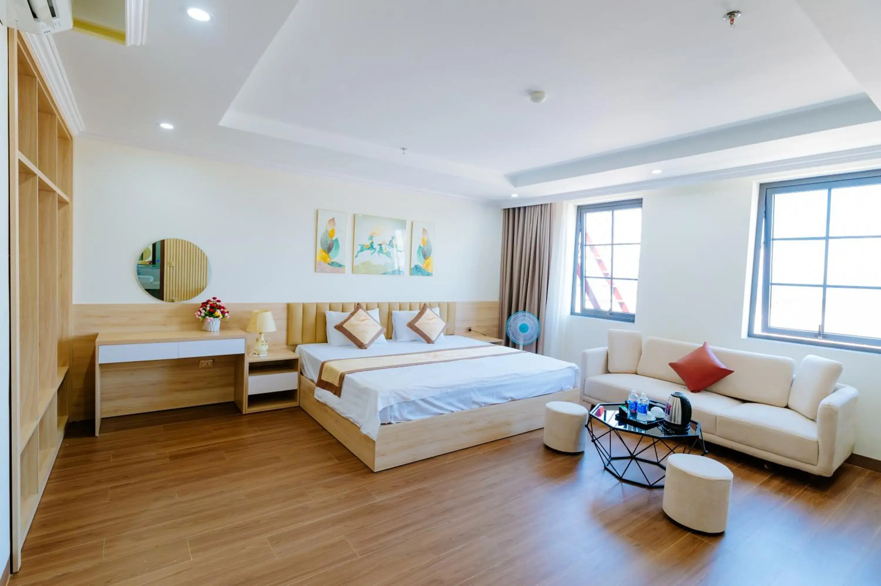 Deluxe King Room in Sunshine Hạ Long Hotel Deluxe King Room in Sunshine Hạ Long Hotel