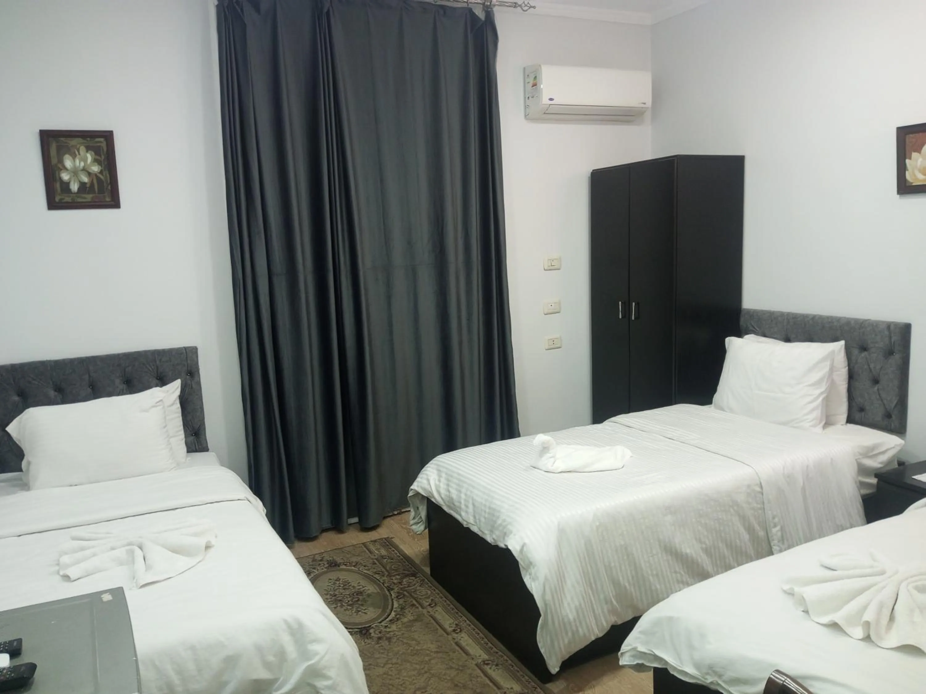 Photo of the whole room, Bed in New Panorama Palace