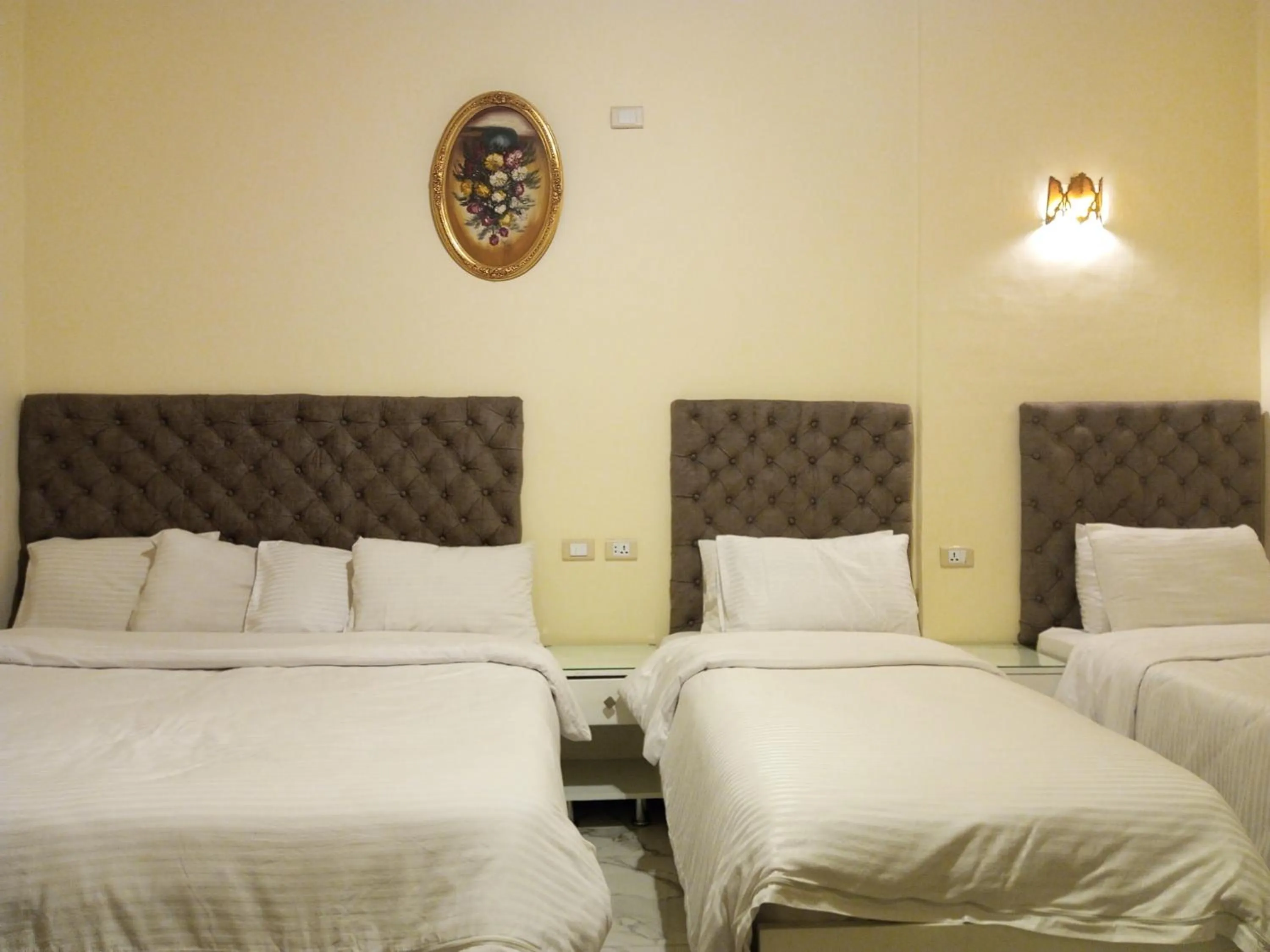 Photo of the whole room, Bed in New Panorama Palace