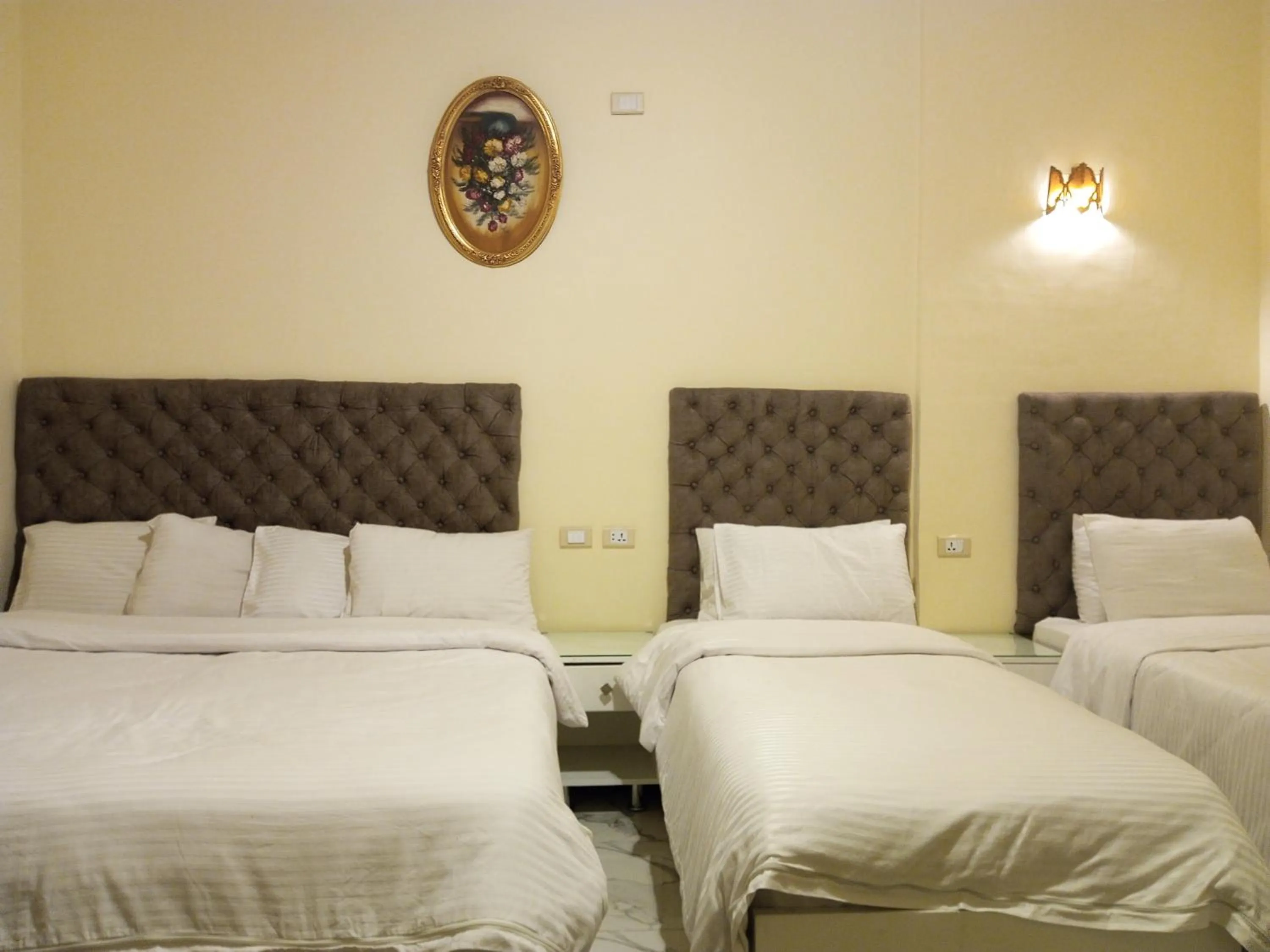 Photo of the whole room, Bed in New Panorama Palace
