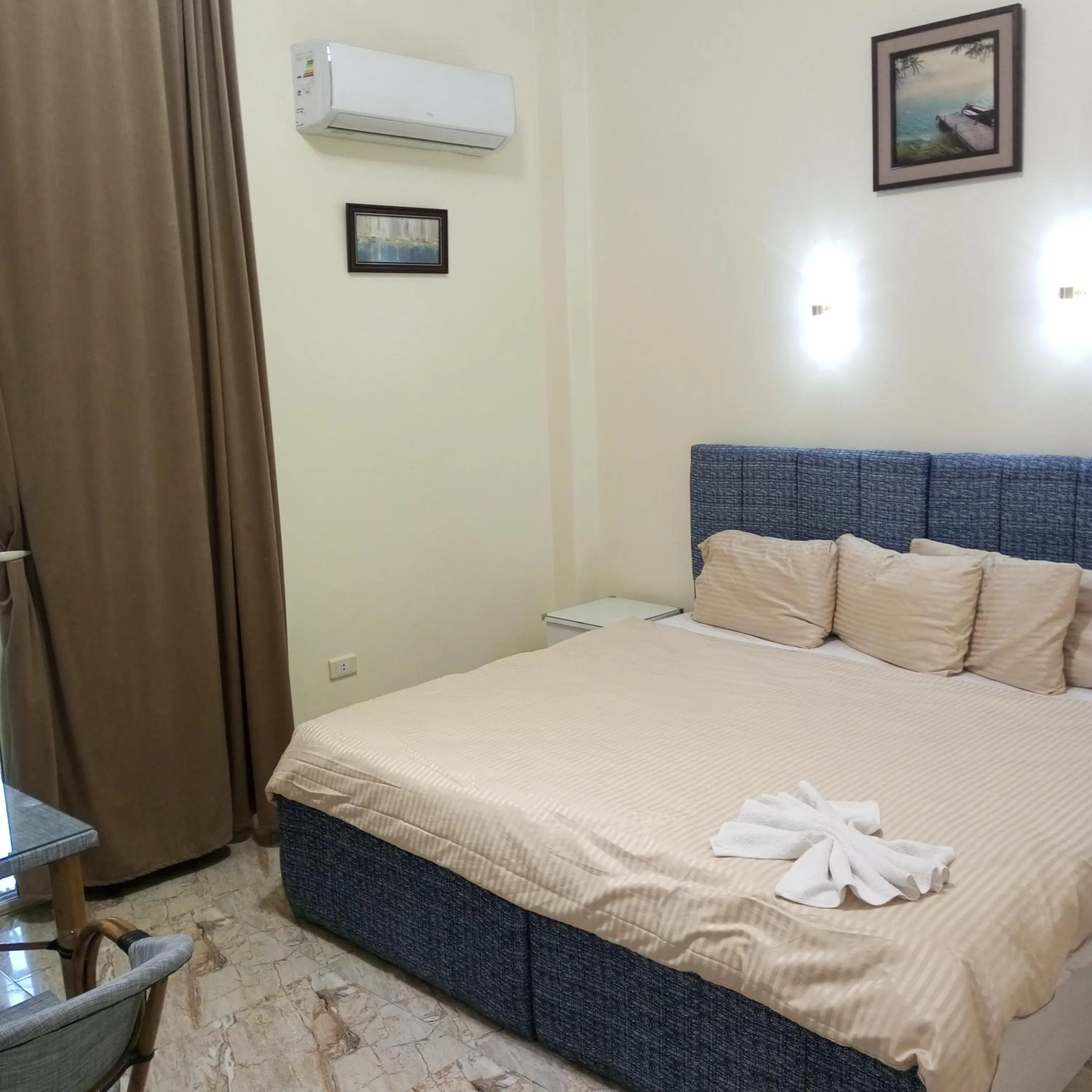 Photo of the whole room, Bed in New Panorama Palace