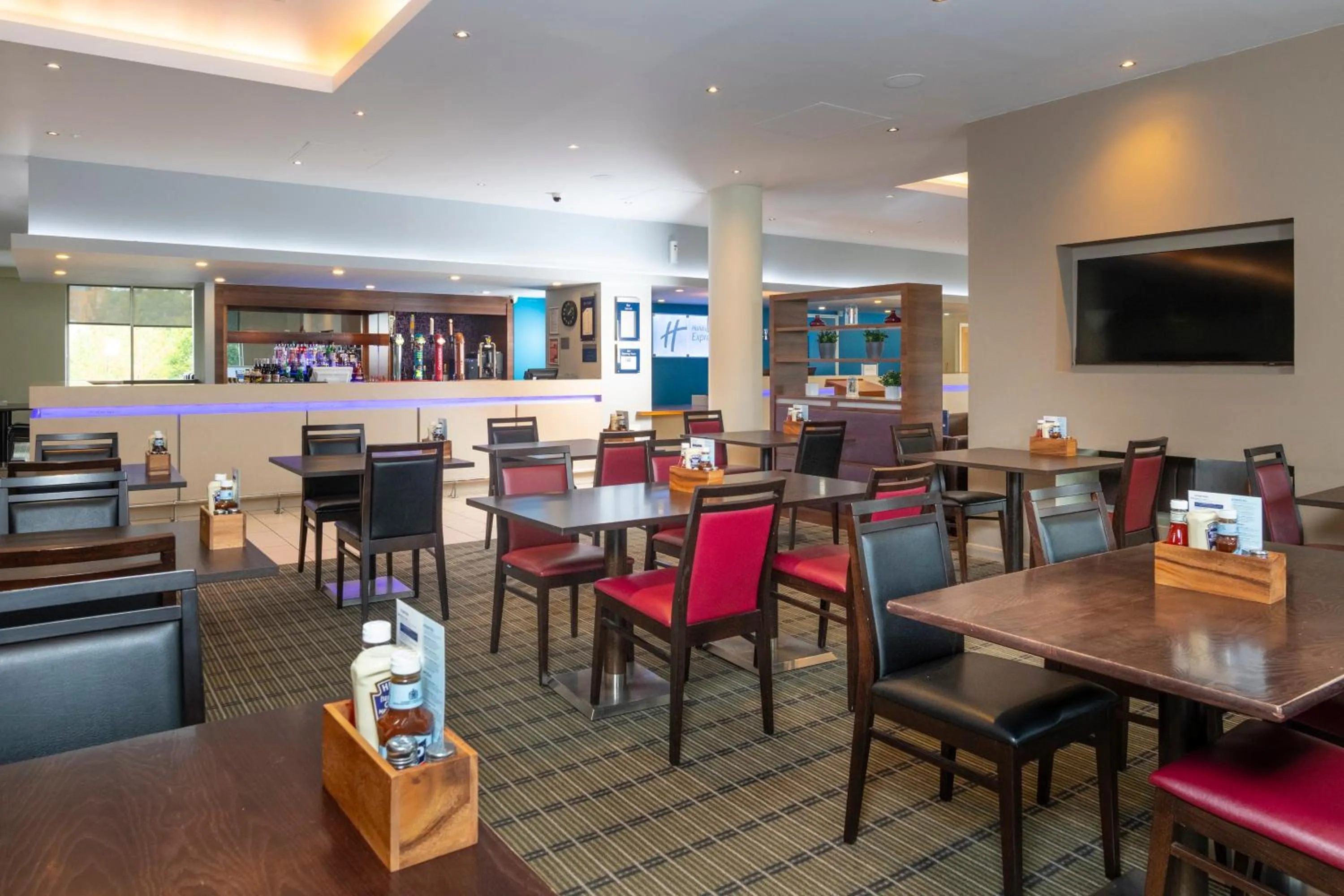 Dining area in Holiday Inn Express London Greenwich by IHG