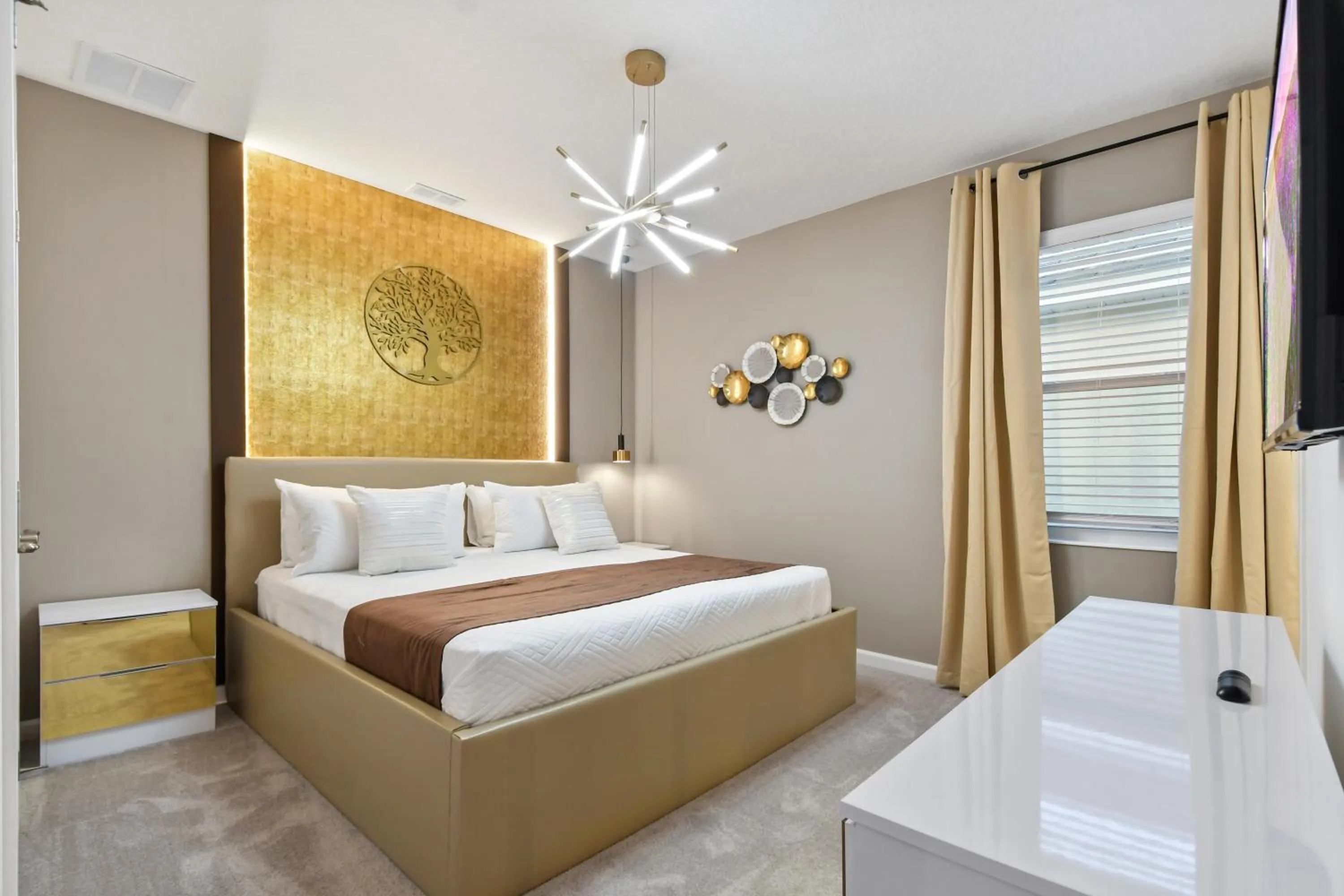 Bed in Lakeview Spacious 12br Themed Home Game/Pool/Spa