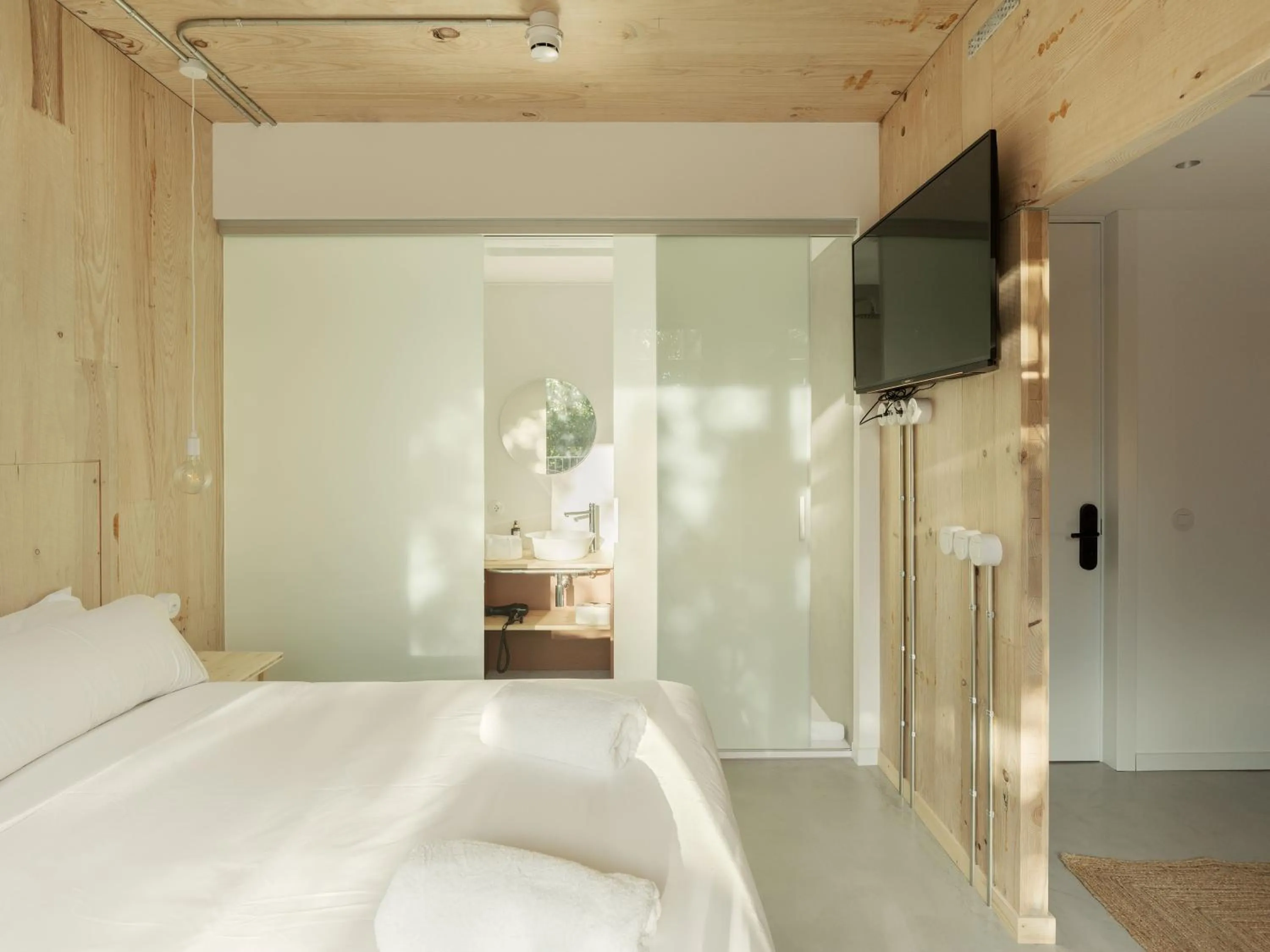 Communal lounge/ TV room, Bed in Hotel Amiuka