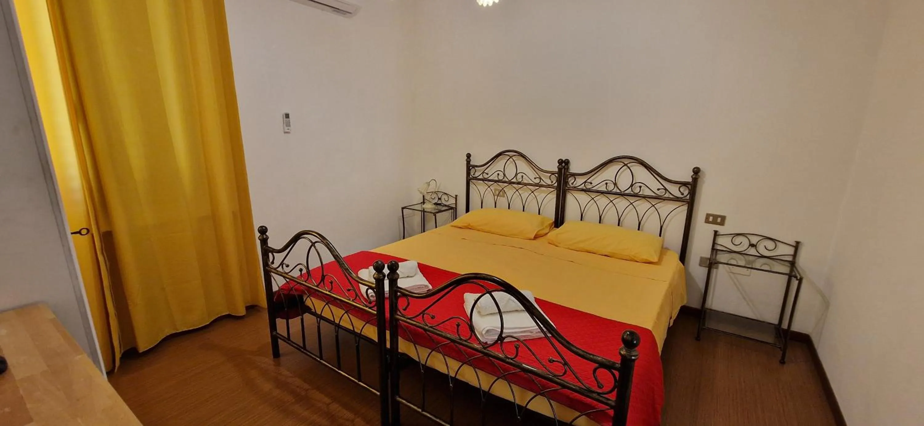 Bed in Hotel Mondial 2