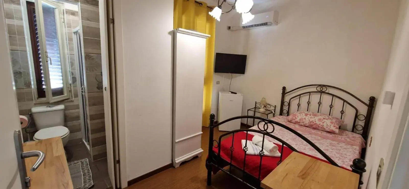 Double Room with Private Bathroom in Hotel Mondial 2 Double Room with Private Bathroom in Hotel Mondial 2