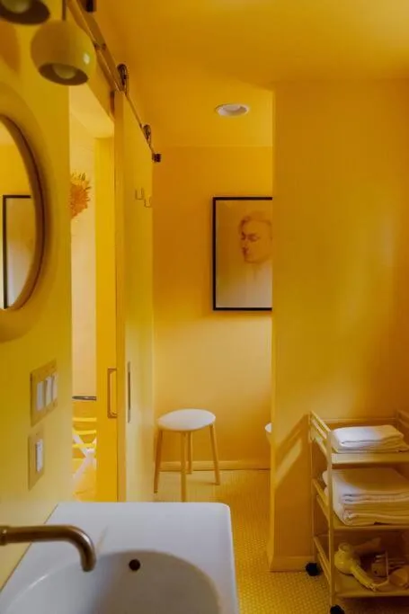 Bathroom, Bed in The Norsdale plus CMYK Motel on 10 acres in Phoenicia