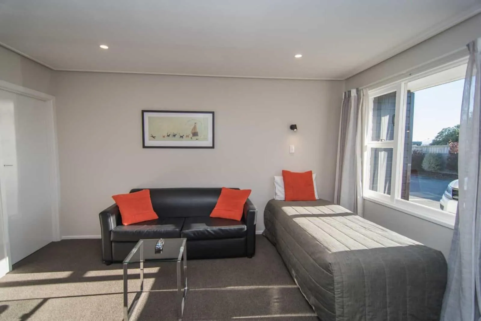 Living room in Cedar Lodge Motel