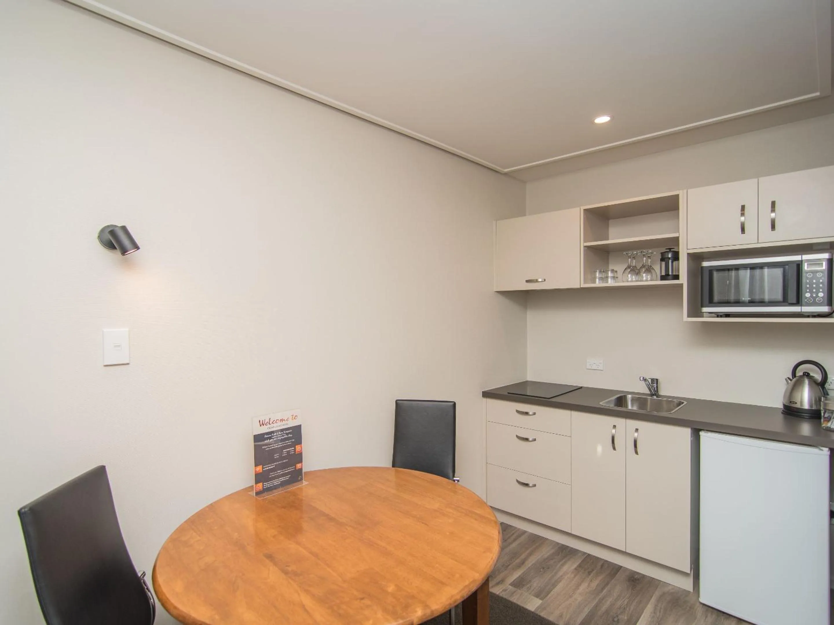Kitchen or kitchenette in Cedar Lodge Motel