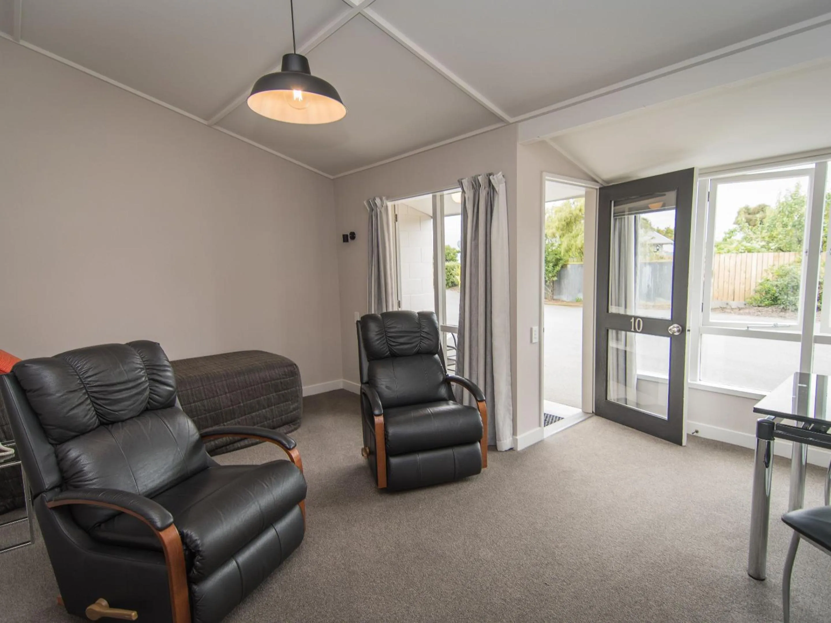 Living room in Cedar Lodge Motel
