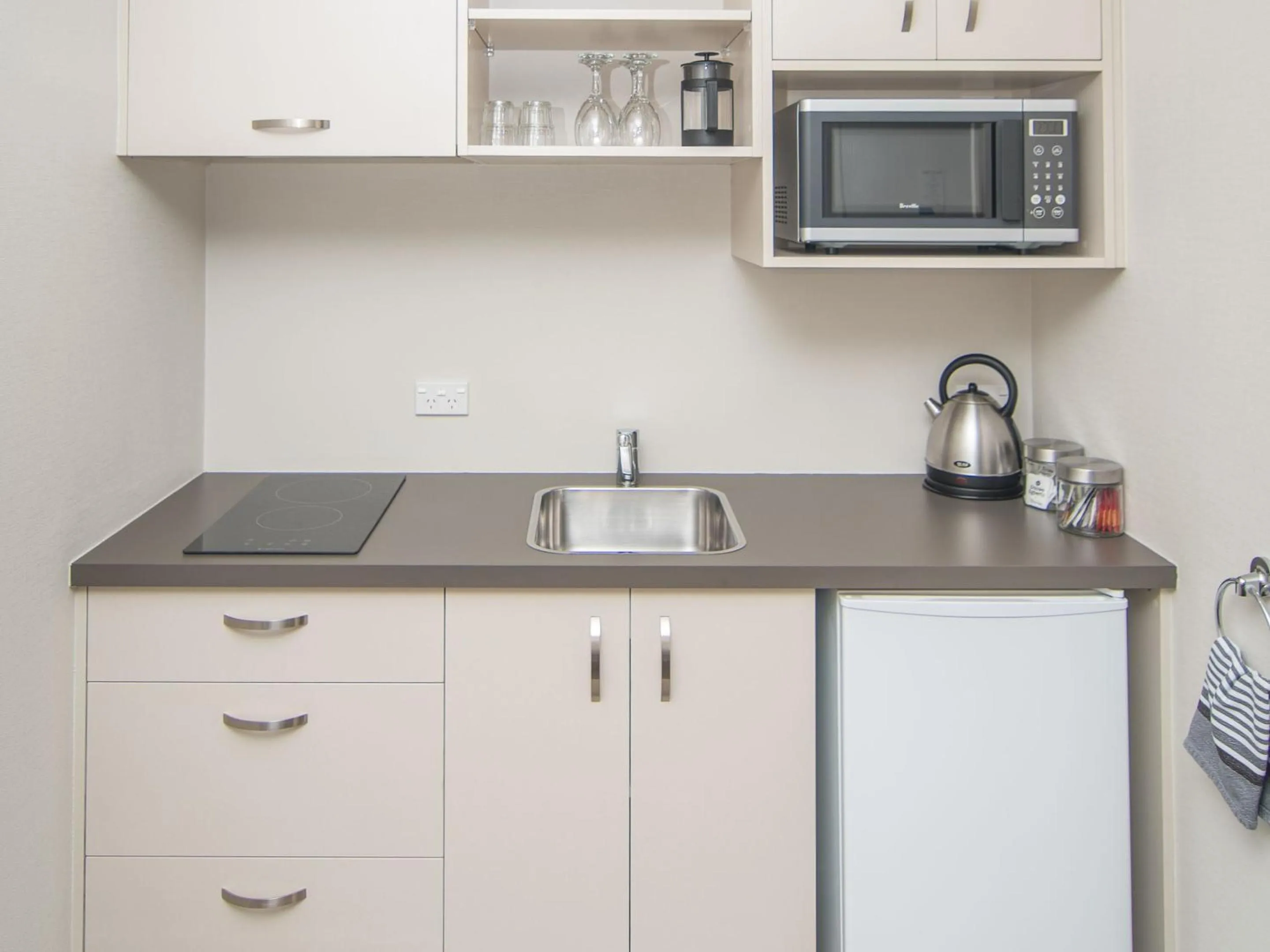 Coffee/tea facilities in Cedar Lodge Motel