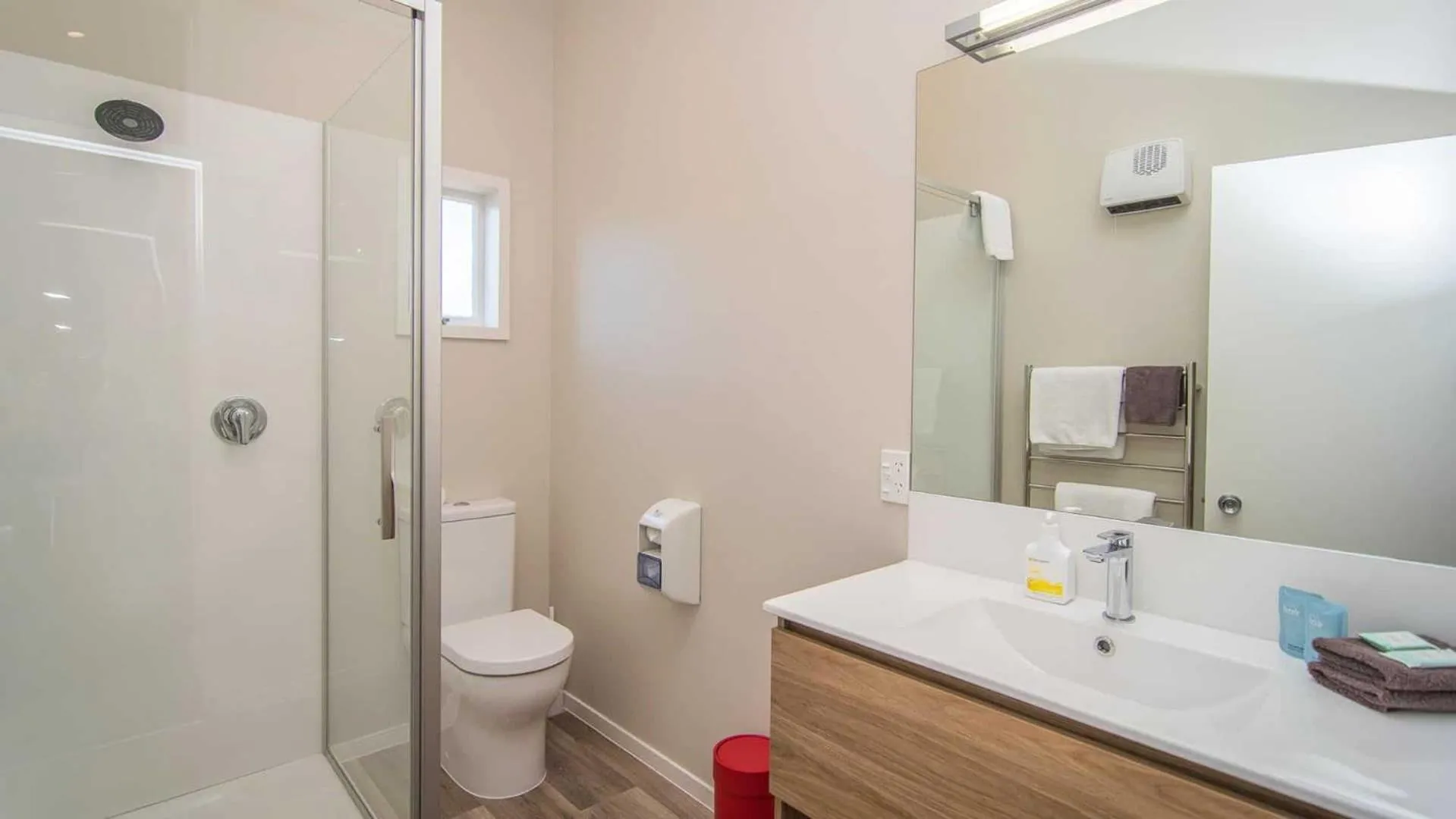 Bathroom in Cedar Lodge Motel