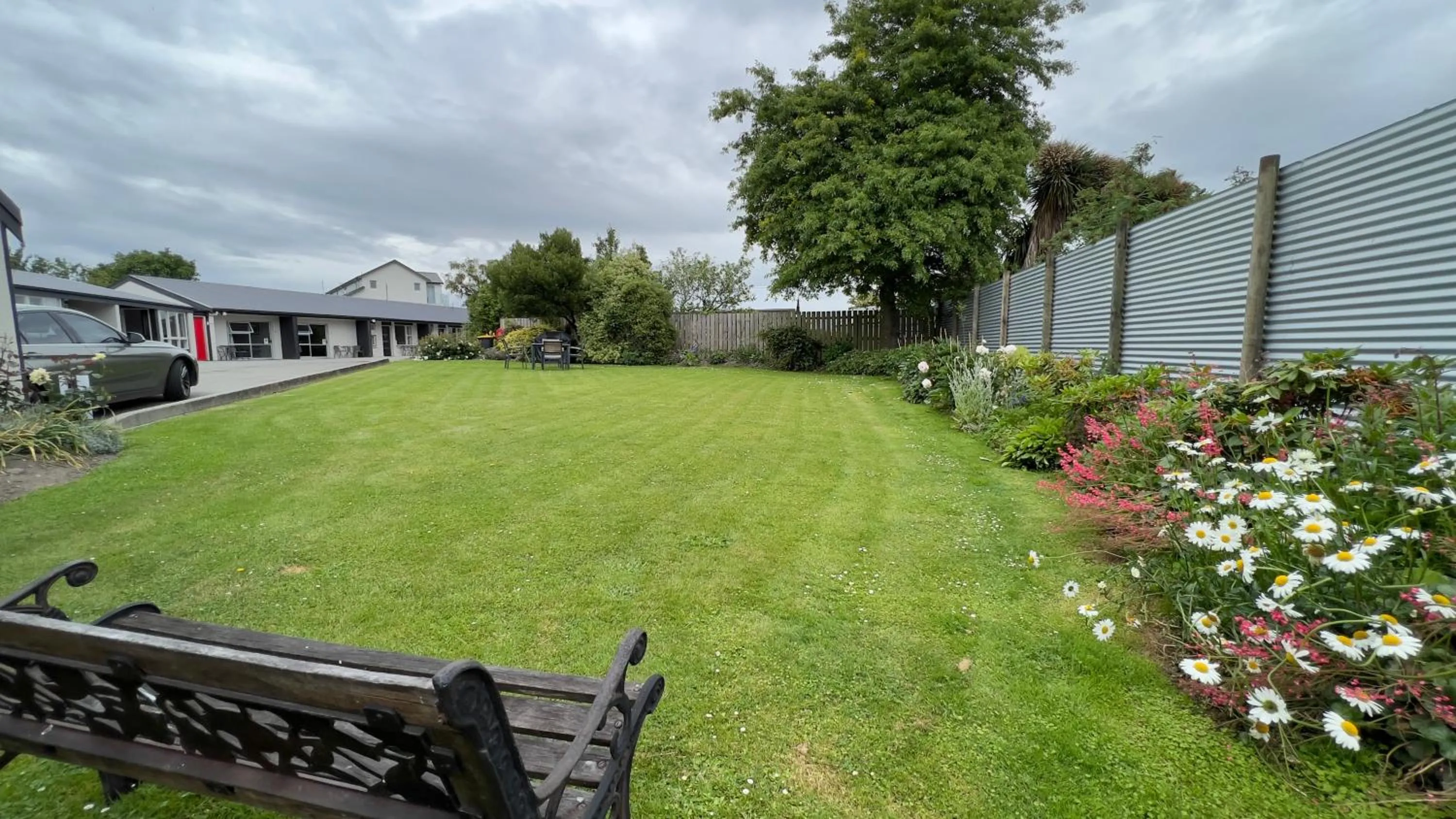 Garden in Cedar Lodge Motel