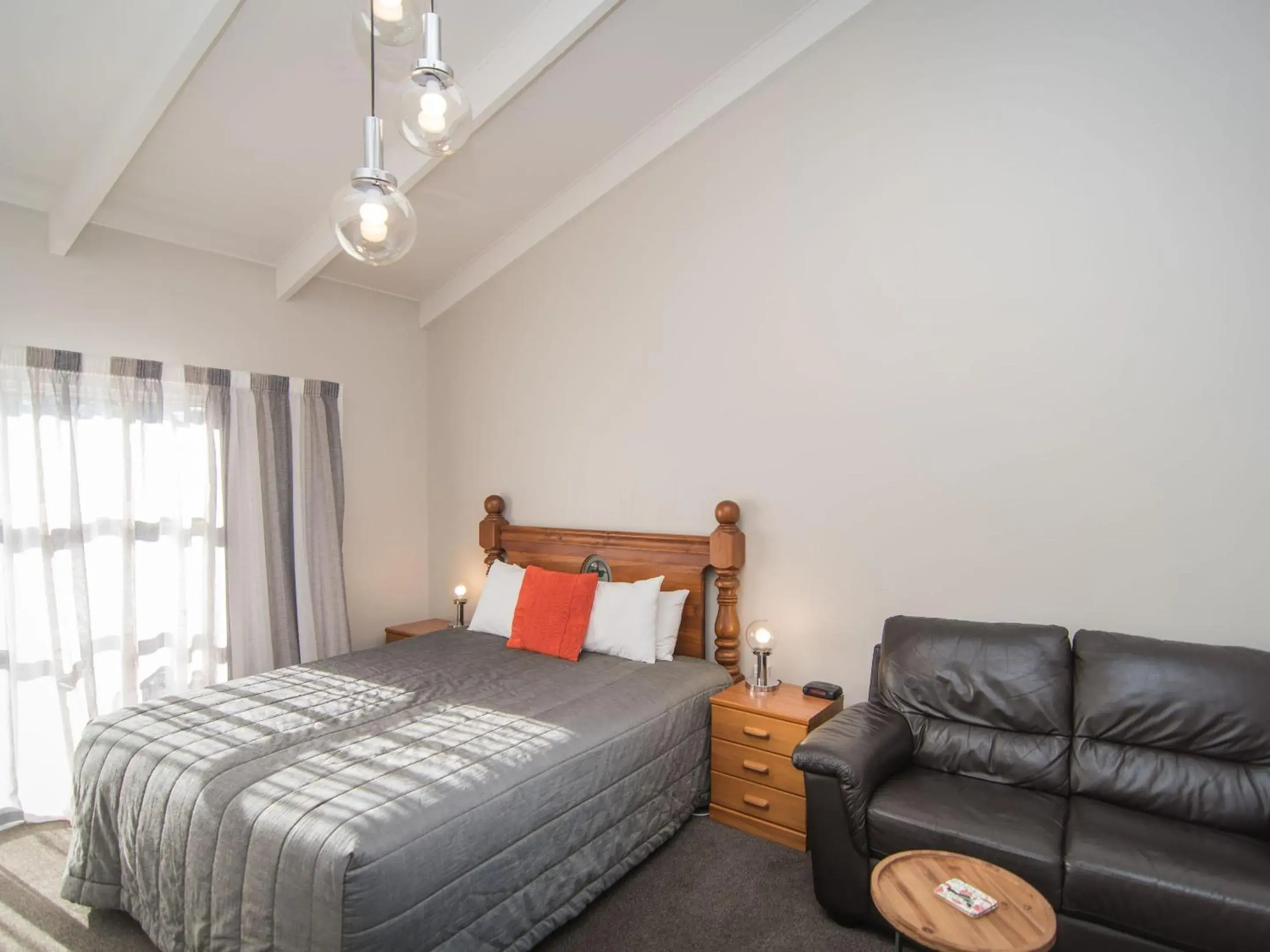 Studio Queen in Cedar Lodge Motel Studio Queen in Cedar Lodge Motel