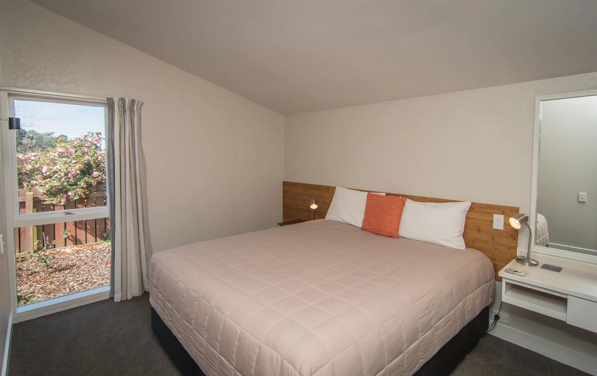 Bedroom, Bed in Cedar Lodge Motel