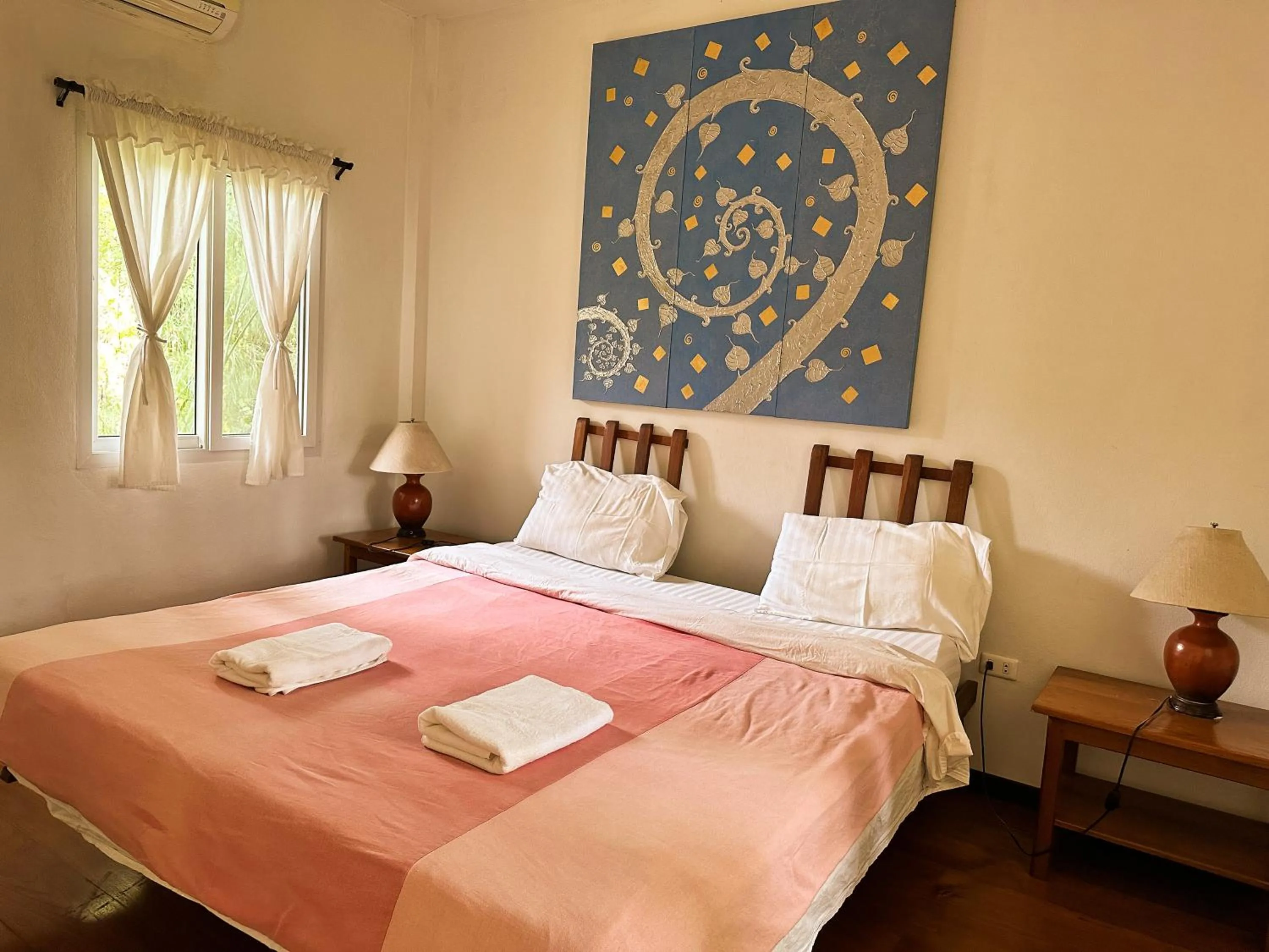 Bed in Pairadise Hotel