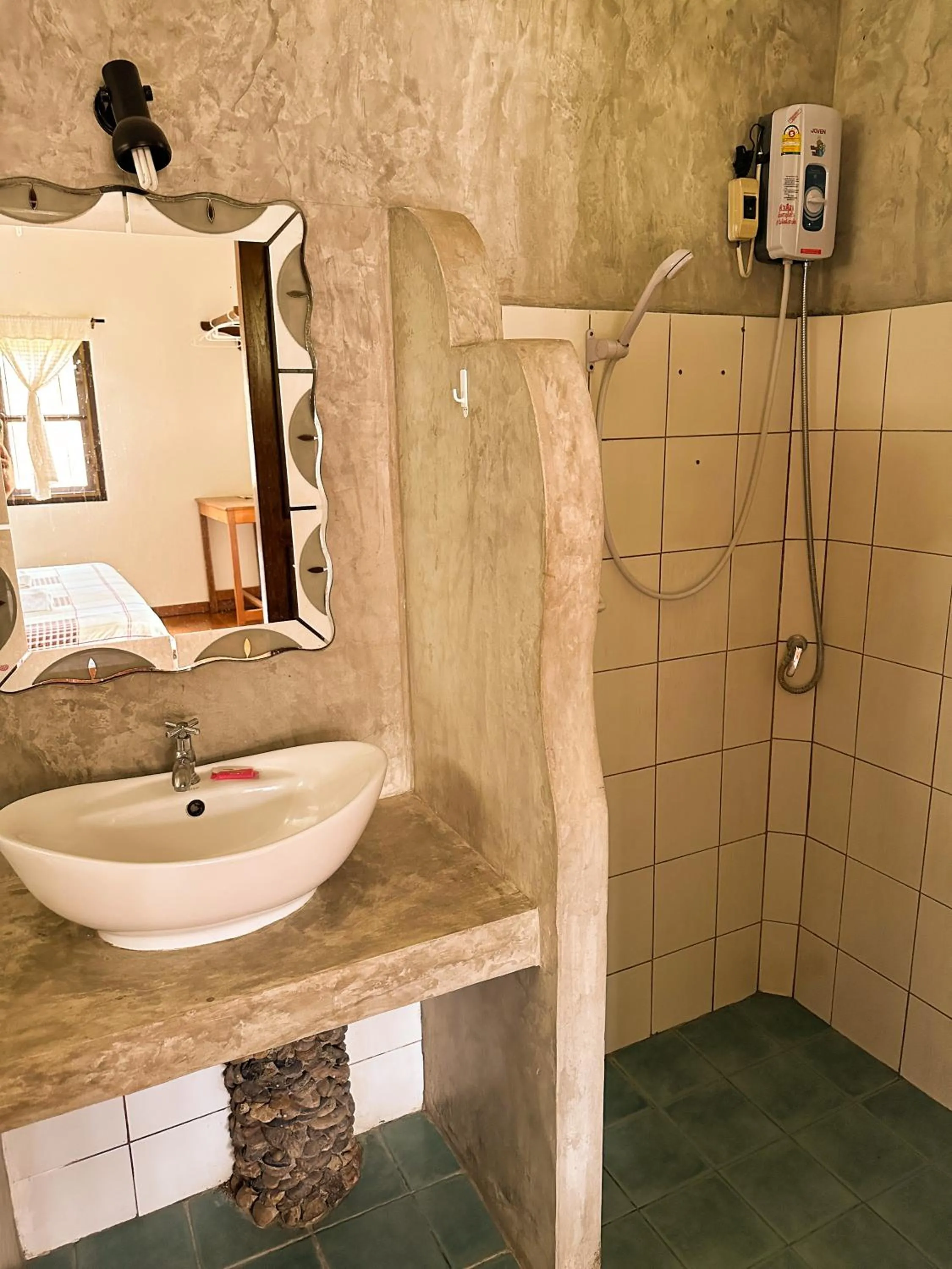 Shower in Pairadise Hotel