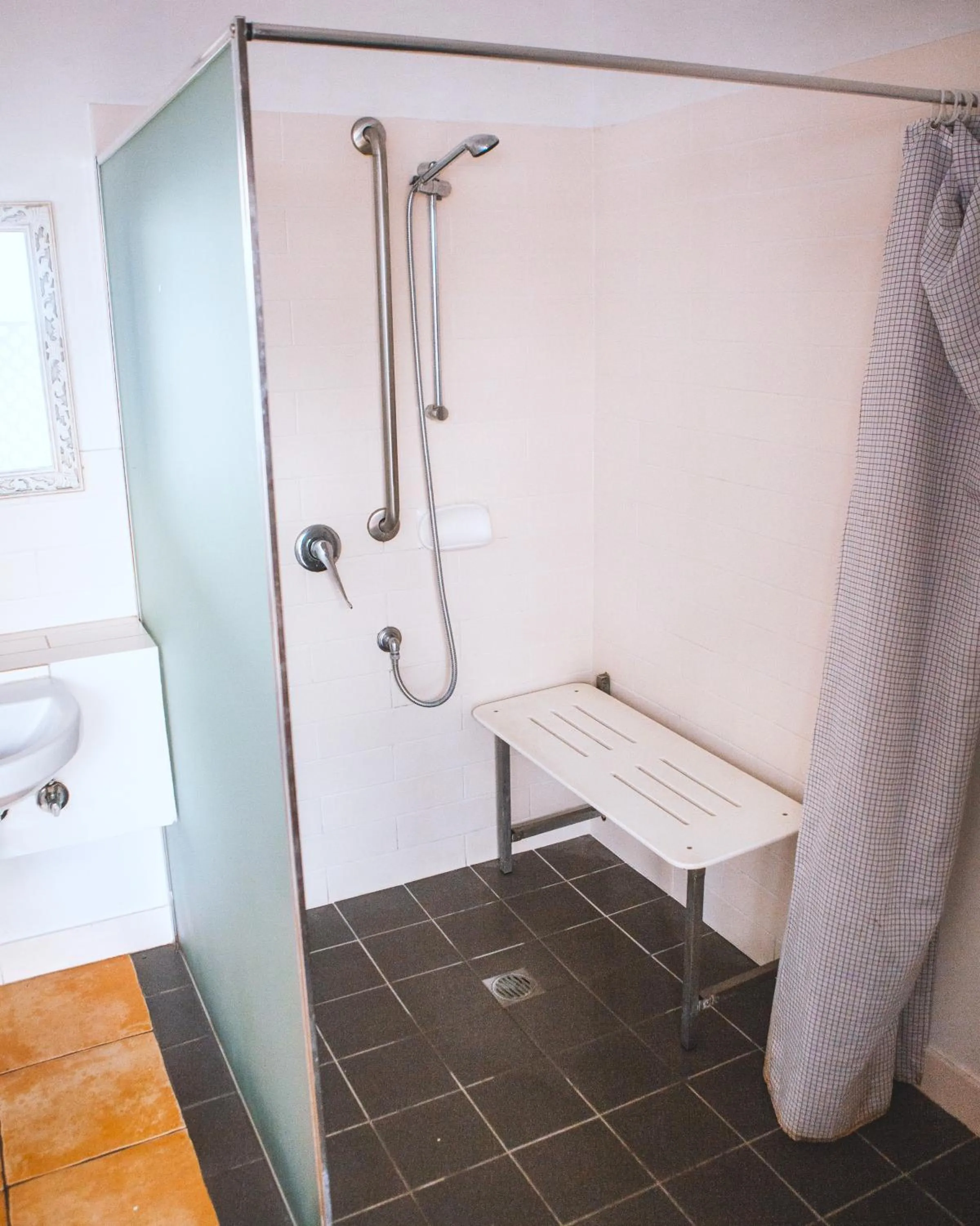 Bathroom in Budds In Surfers Backpackers